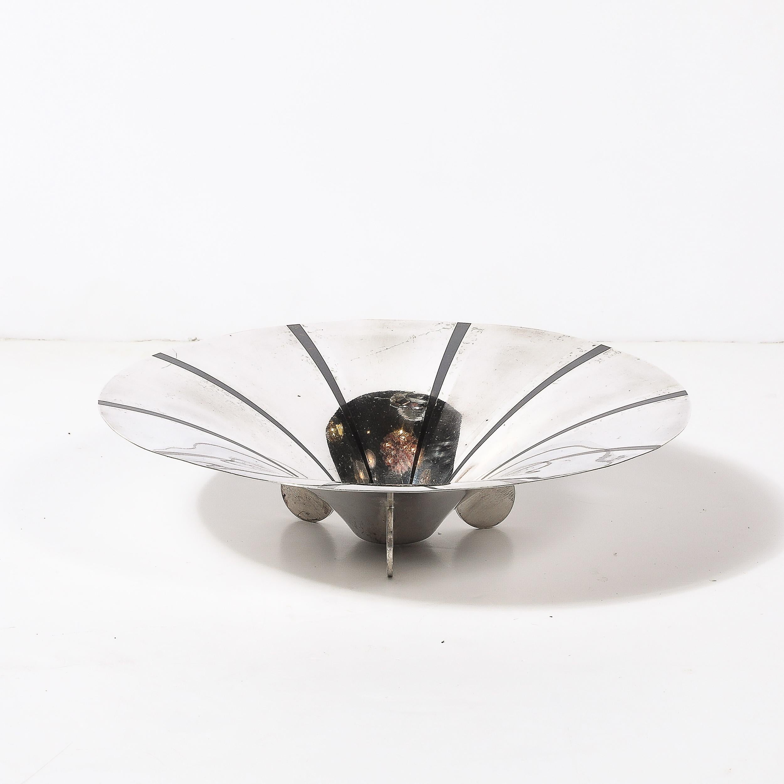 Cette coupe Art déco MF Ikora Textural Silver Plated Centerpiece Bowl W/ Jet Black Linear Detailing est originaire d'Allemagne, Circa 1935. Dotée d'une élégante vasque incurvée dans une composition ronde reposant sur des pieds en forme de disque, la