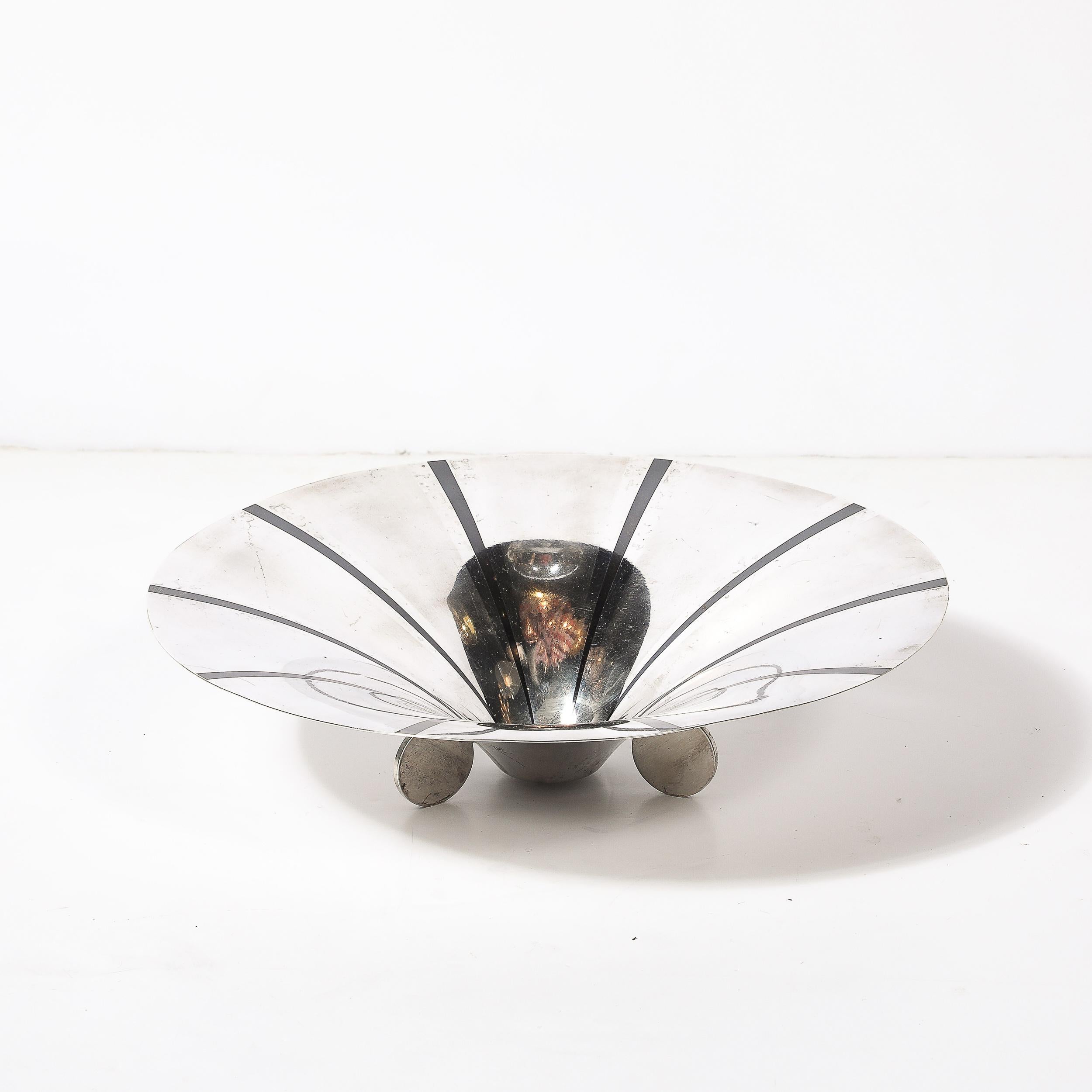 Milieu du XXe siècle Art Deco WMF Ikora Textural Silver Plated Bowl W/ Jet Black Linear Detailing (bol en métal argenté texturé avec des détails linéaires en noir de jais) en vente