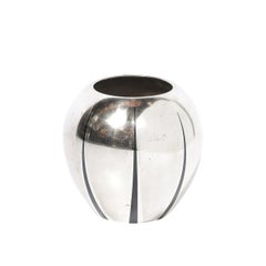 Art Decó WMF Ikora Jarrón plateado con textura y detalles lineales en negro azabache