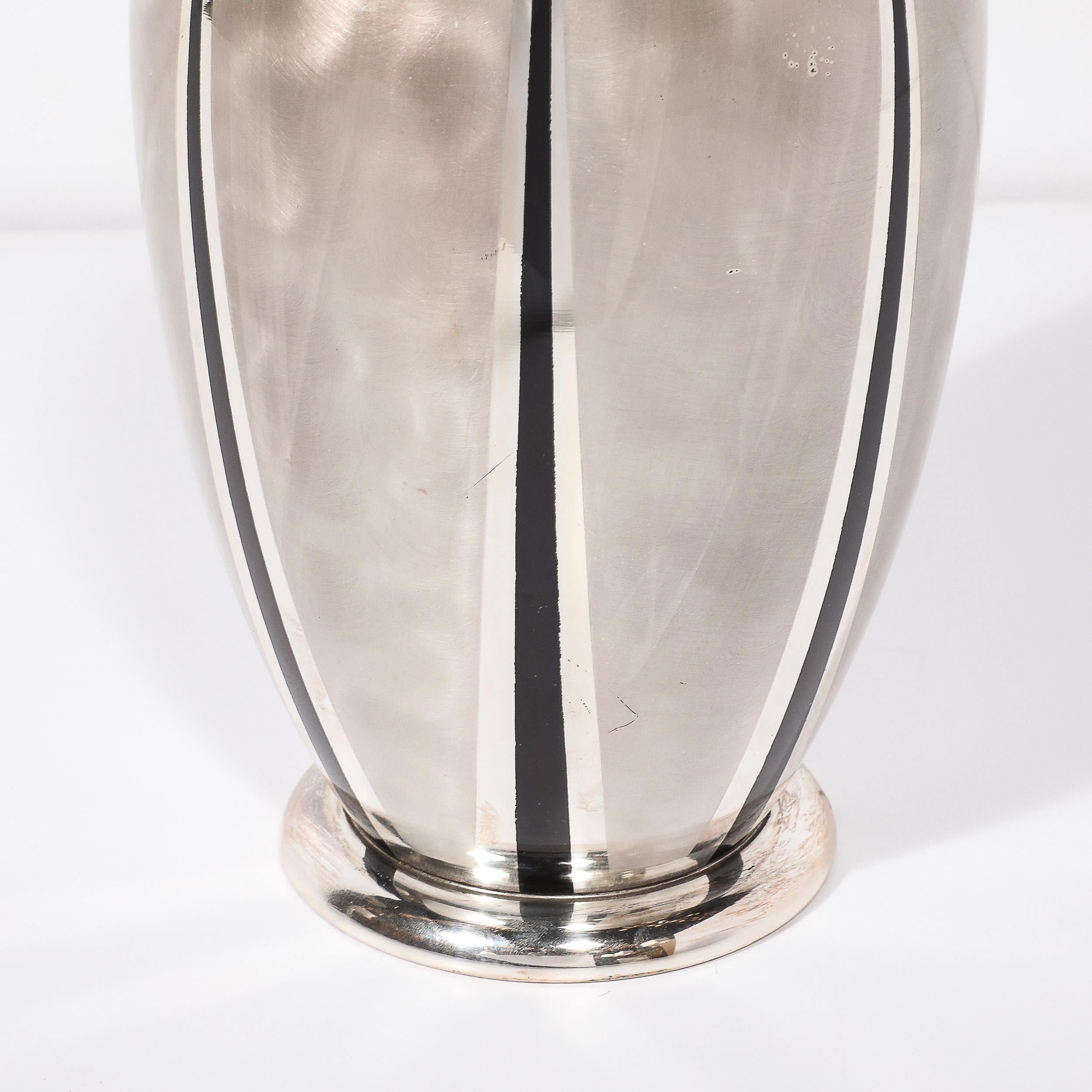 Art Decó WMF Ikora Jarrón plateado con textura y detalles lineales en negro azabache Chapado en plata