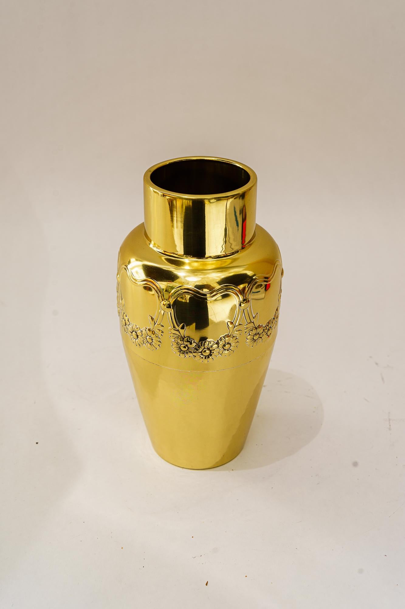 Vase Art Déco WMF ( marqué sur le fond) viennoise vers les années 1920
Laiton poli et émaillé au four