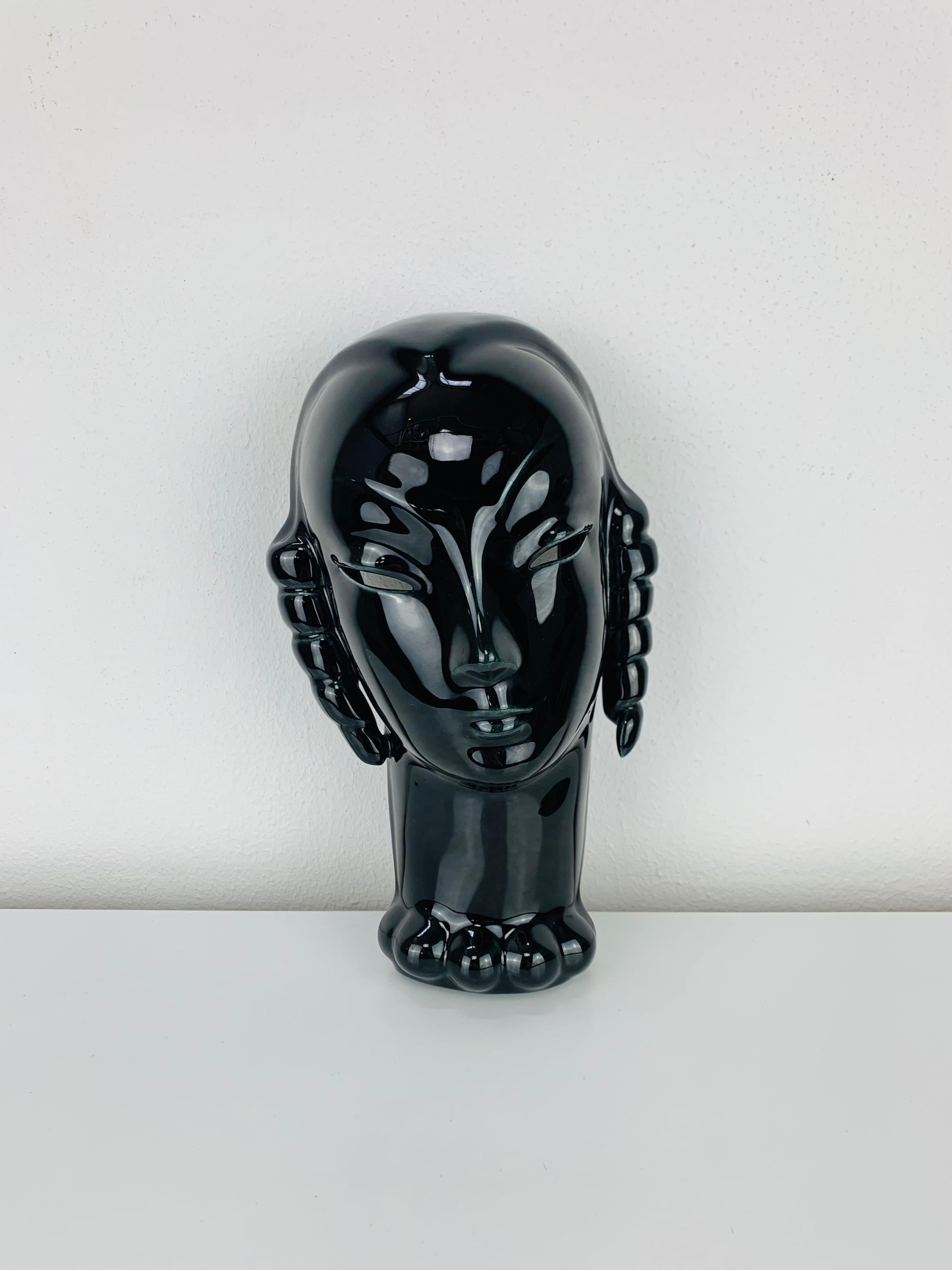 Volto di donna in stile Art Déco, realizzato da Eduard Hermanutz per Villeroy & Boch negli anni Trenta. Smalto nero. Condizioni perfette. 