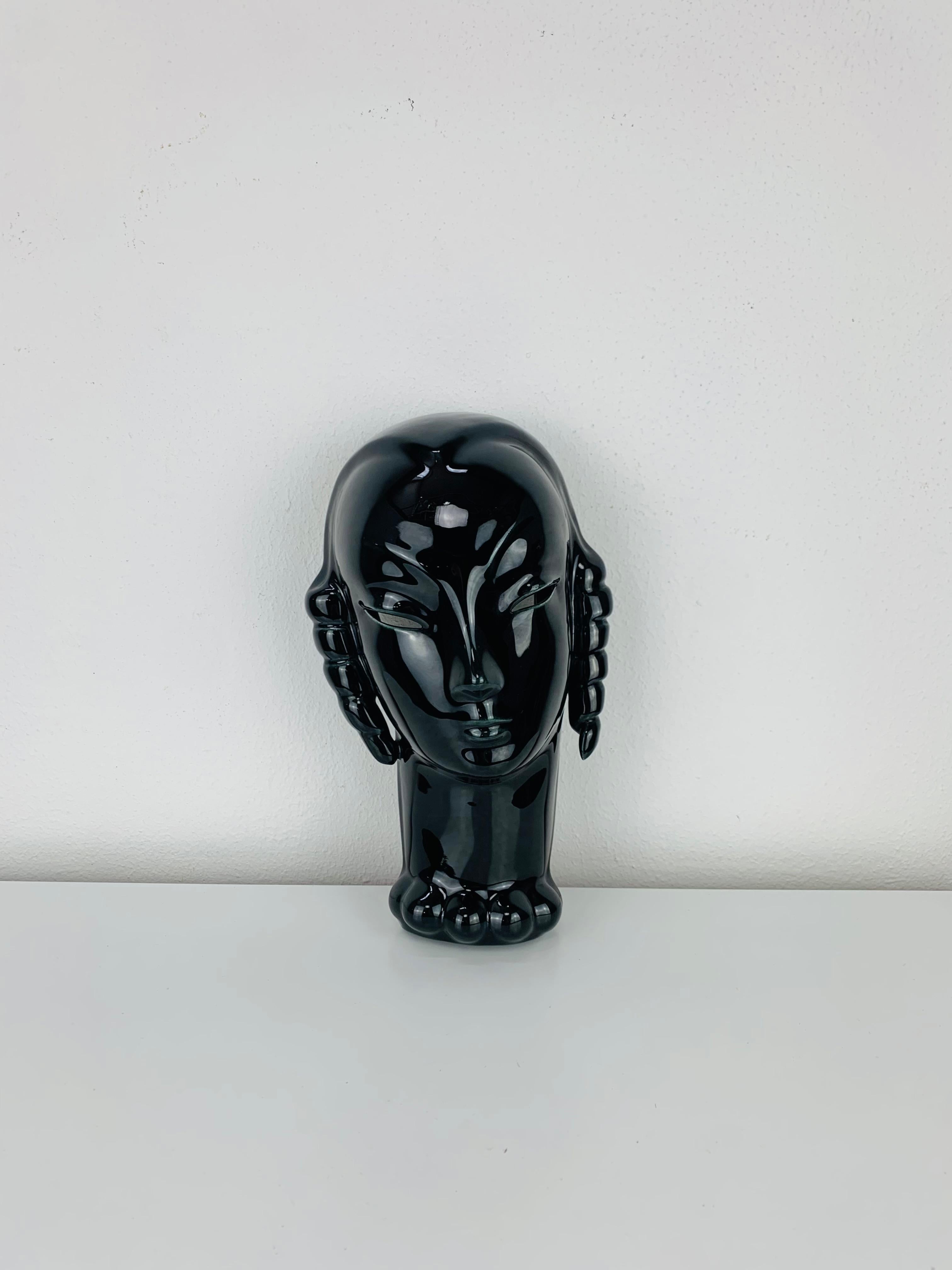 Francese Figura di donna Art Déco in ceramica nera, di Eduard Hermanutz per Villeroy & Boch in vendita