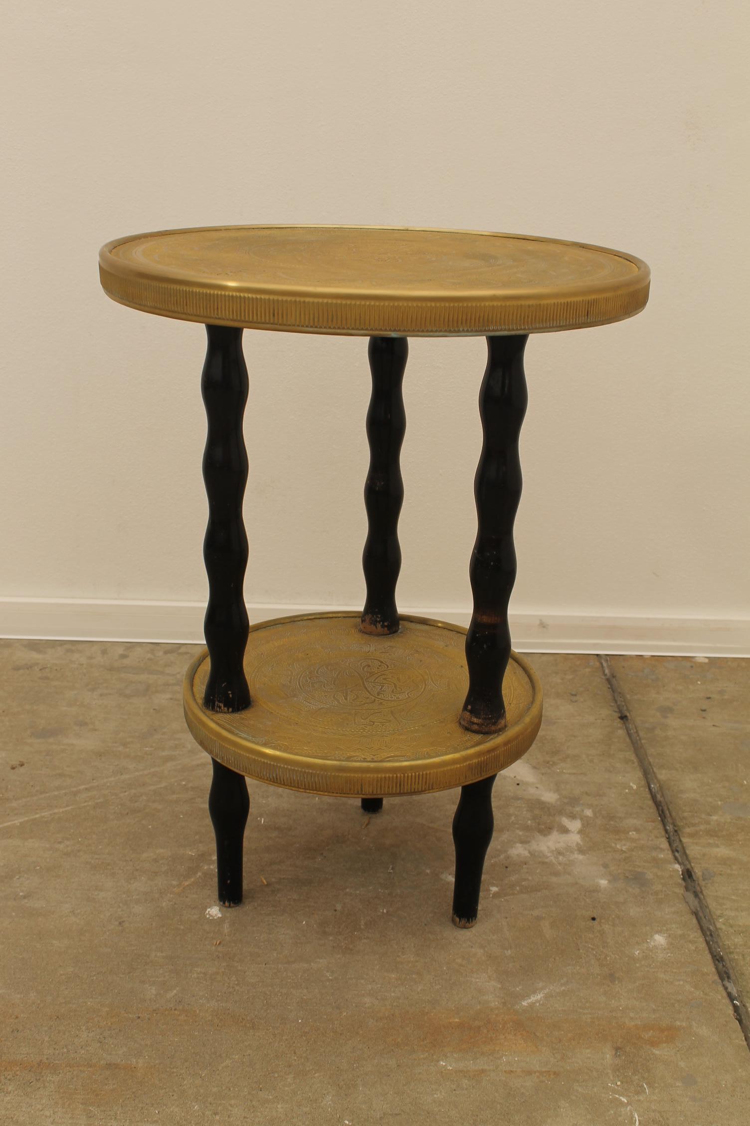Runder Beistelltisch aus Holz und Messing im Art déco-Stil, Böhmen, 1930er Jahre im Zustand „Gut“ im Angebot in Prague 8, CZ