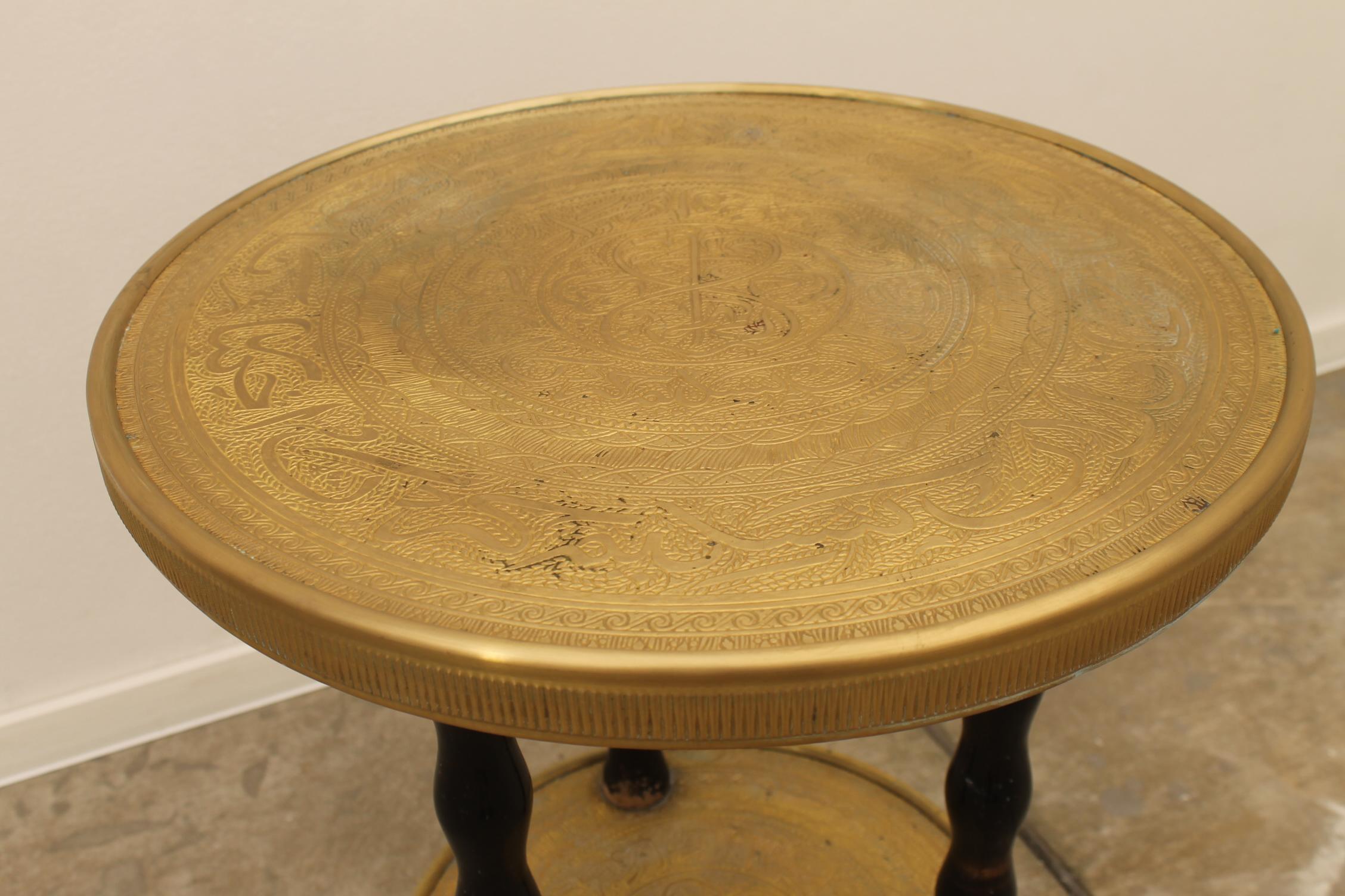 Runder Beistelltisch aus Holz und Messing im Art déco-Stil, Böhmen, 1930er Jahre (Mitte des 20. Jahrhunderts) im Angebot