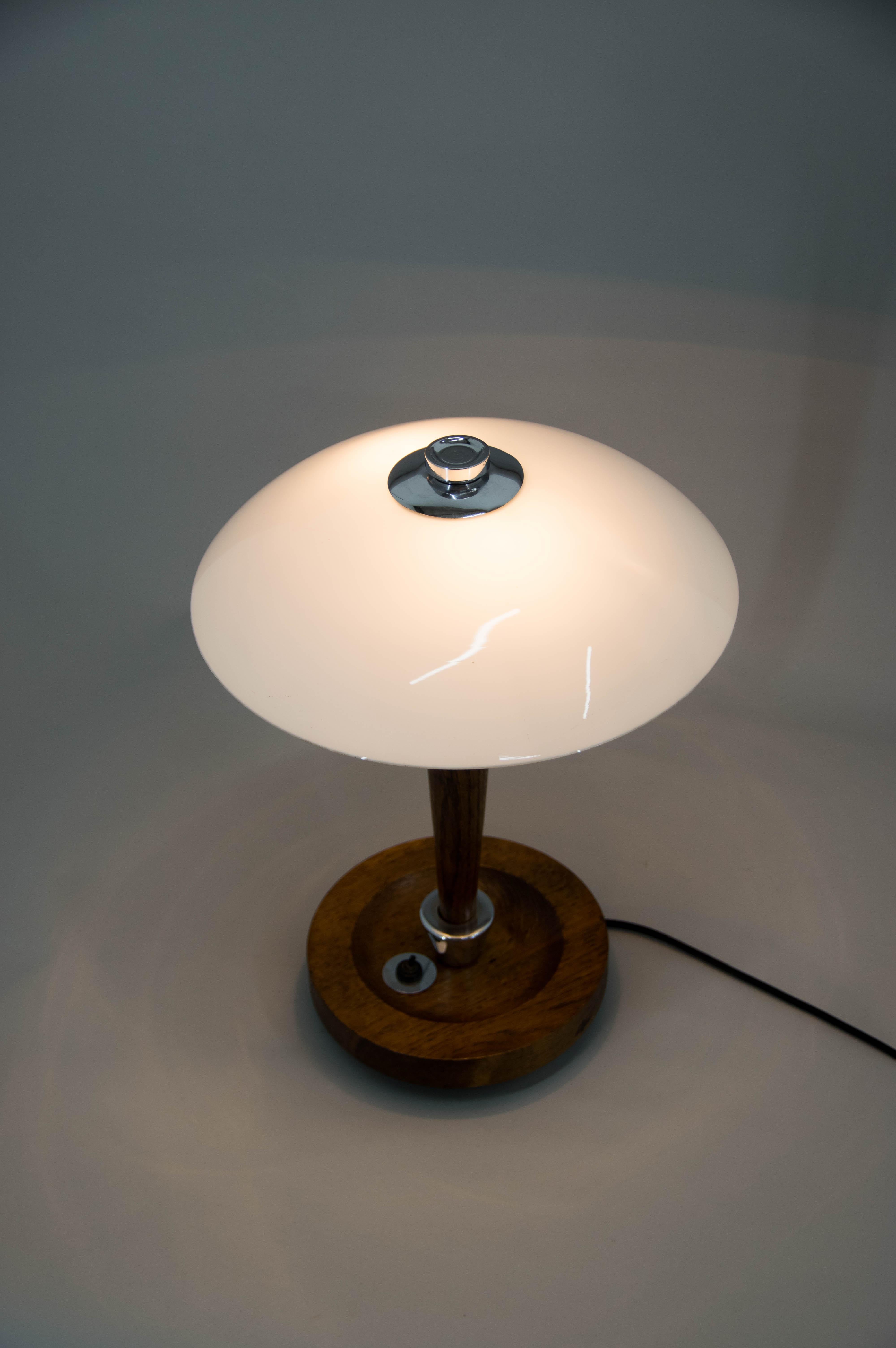 Milieu du XXe siècle Lampe de bureau Art Déco en bois et verre, années 1930 en vente