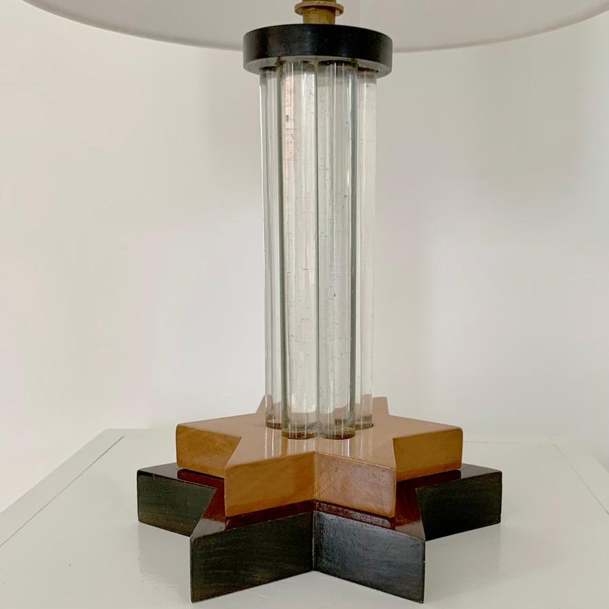 Lámpara de sobremesa Art Decó de madera y cristal, circa 1930, Francia. mediados del siglo XX en venta