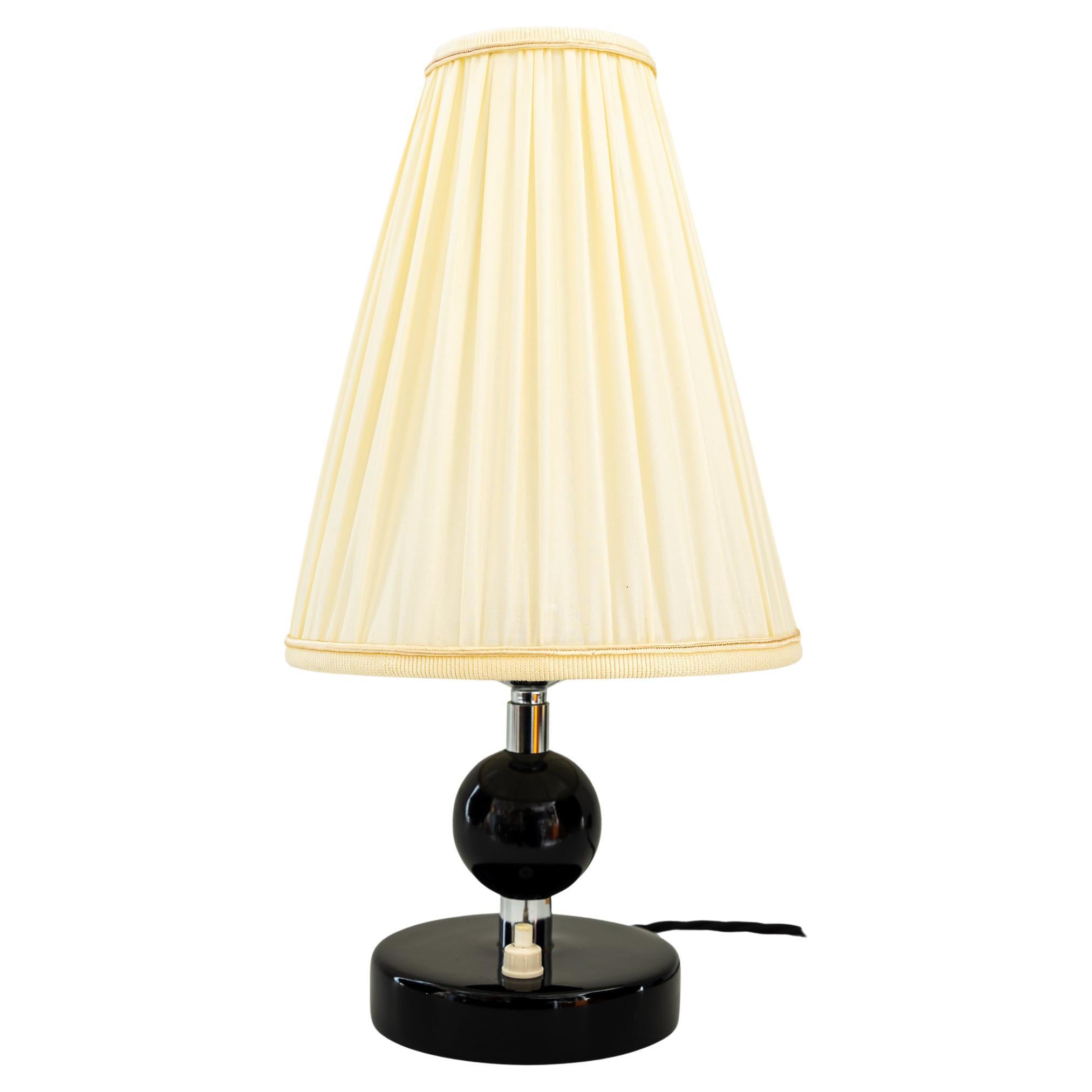 Lampada da tavolo con base in Wood di Art Deco e paralumi in tessuto degli anni '20 circa