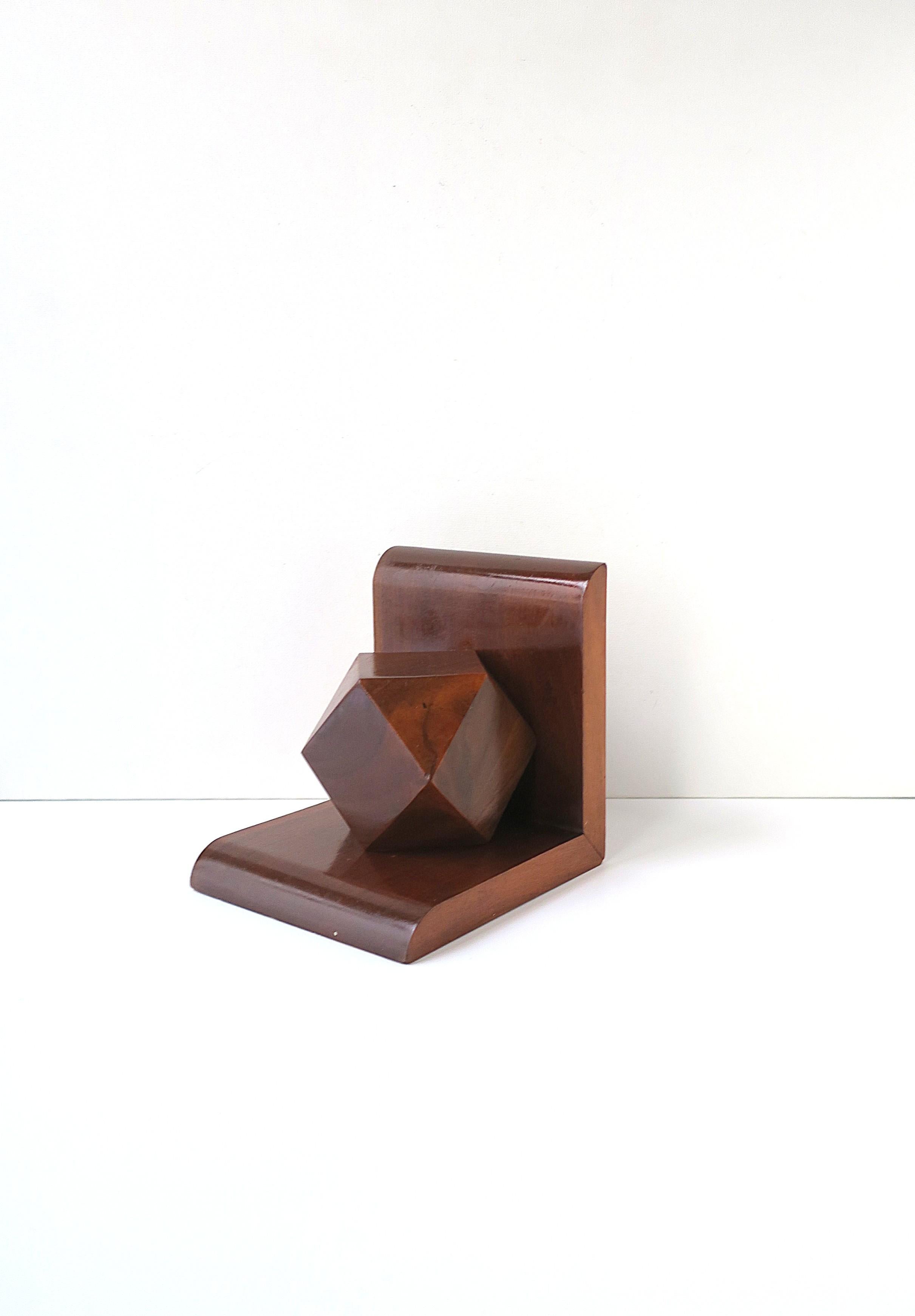 Einzelne Buchstütze aus dunkelbraunem Holz mit geometrischem Kugelmuster, Art Deco, ca. Mitte des 20. Jahrhunderts. 