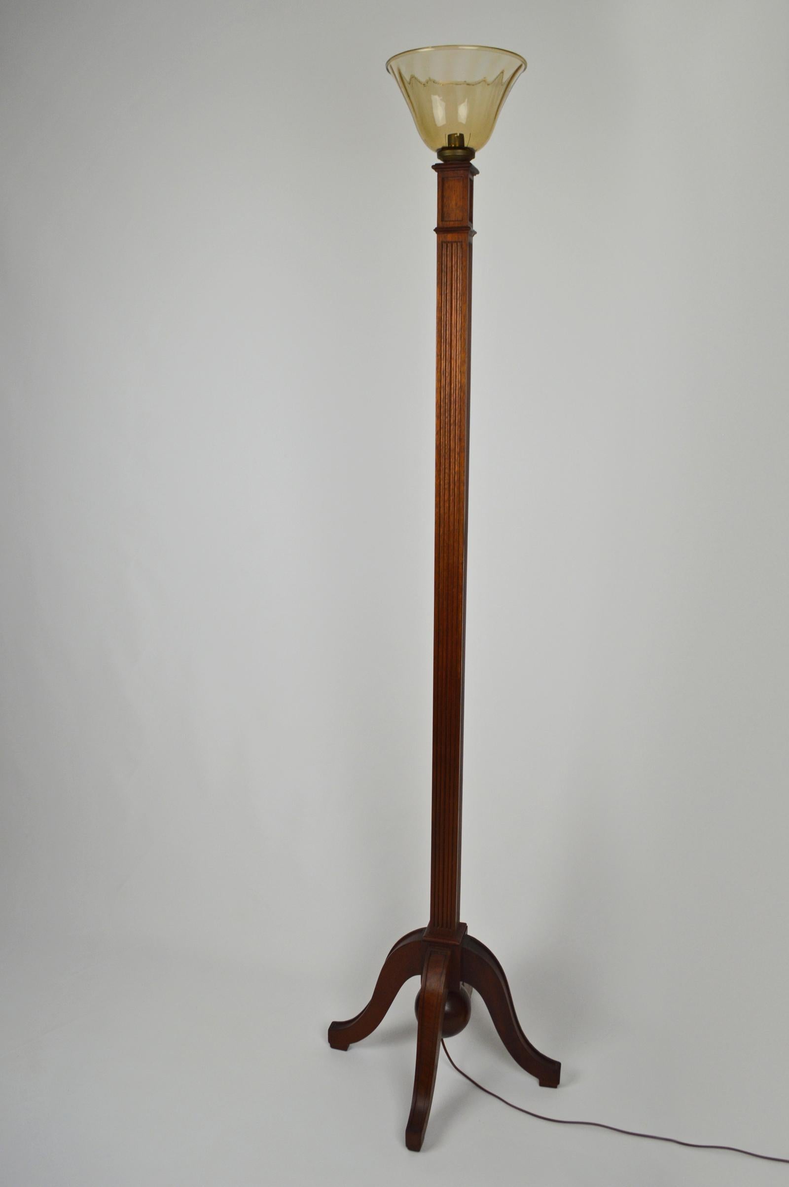 Art Deco Wood Carved Torchiere Floor Lamp, France, circa 1930 In Good Condition For Sale In L'Etang, FR