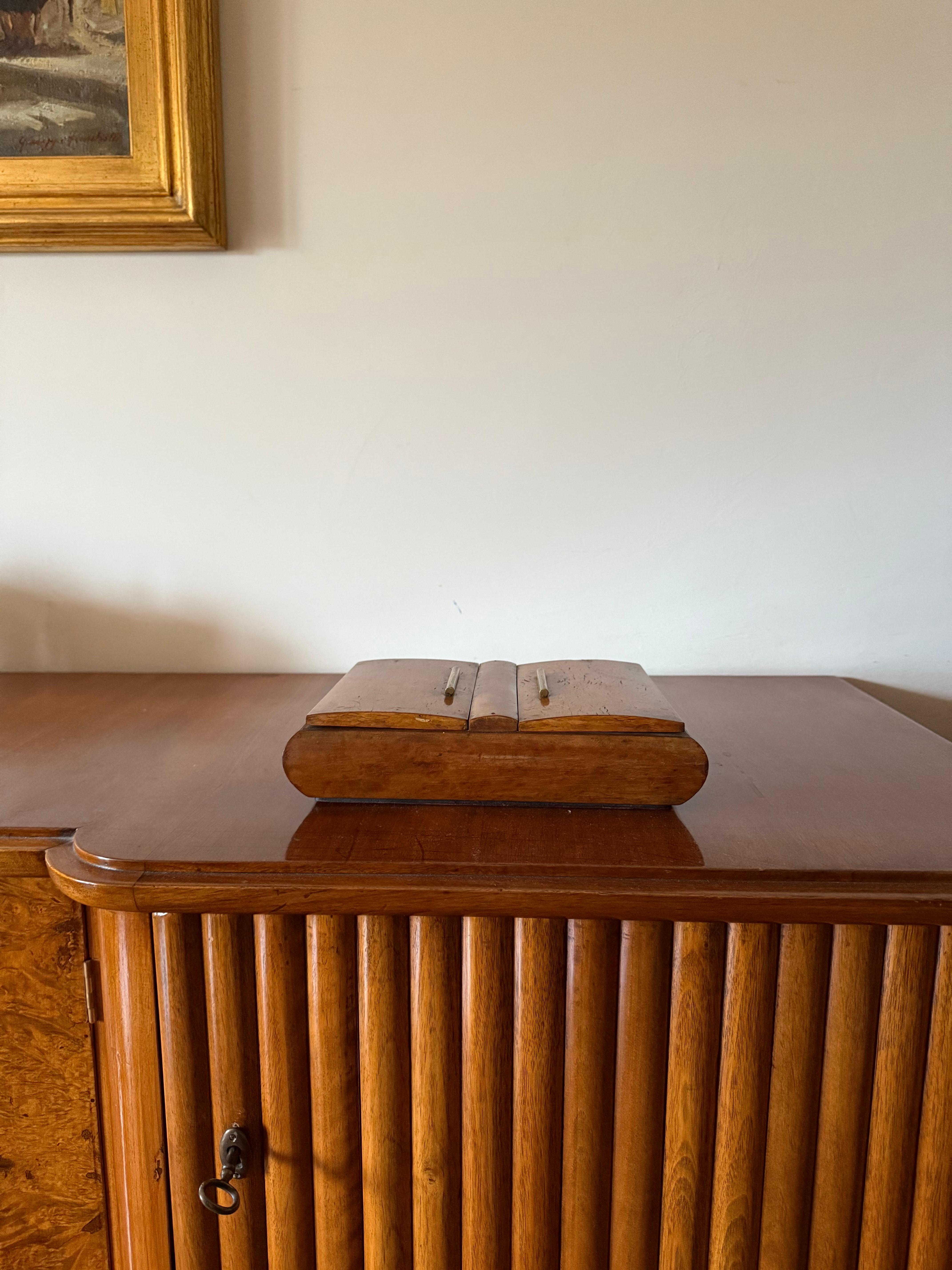 Art Déco  Boîte à cigarettes 

Italie 1940

Bois

H 7 cm - 21 × 26 cm

Condit : excellent, conforme à l'âge et à l'utilisation.