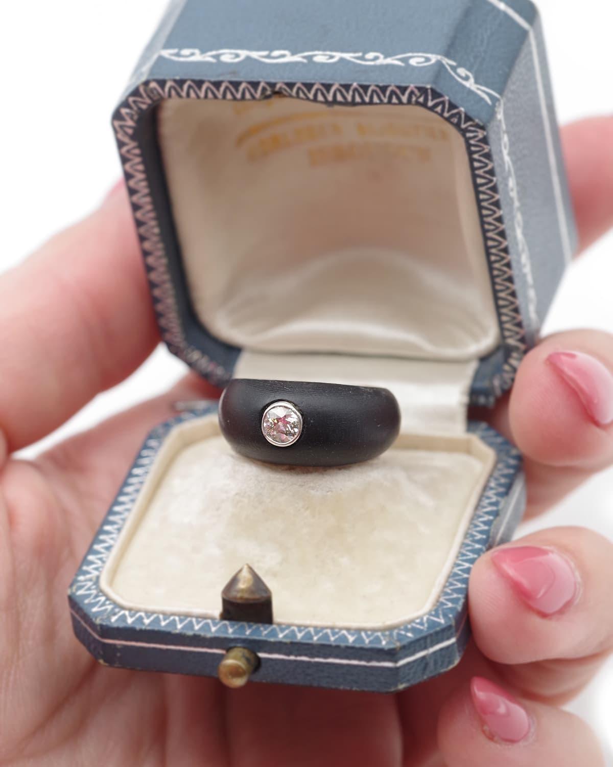 Bague Art Déco en ébène et bague en or jaune 18 carats. Bague des années 1920 en bois foncé (probablement de l'ébène), ornée en son centre d'un diamant taille ancienne de 0,23 ct dans un chaton en platine. Le bracelet, en bois précieux sur une