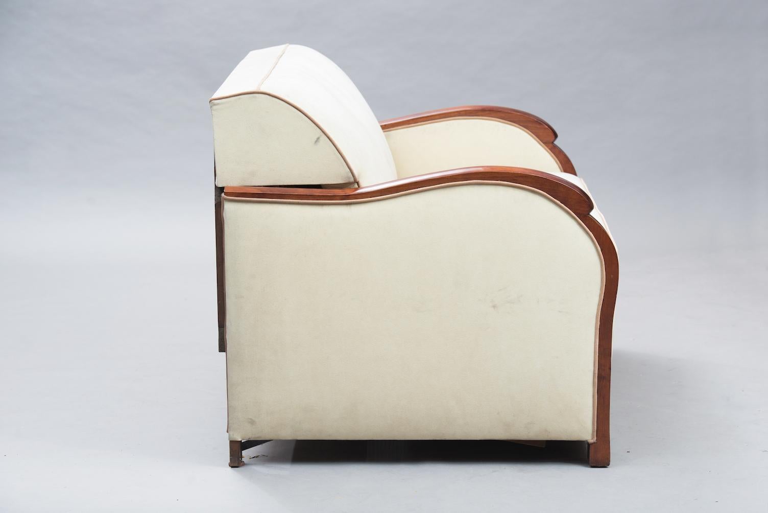 Art Deco Sofa/Bett mit lackiertem Holzrahmen. 
Dieses Stück wurde vor kurzem restauriert:: muss aber neu gepolstert werden 
 