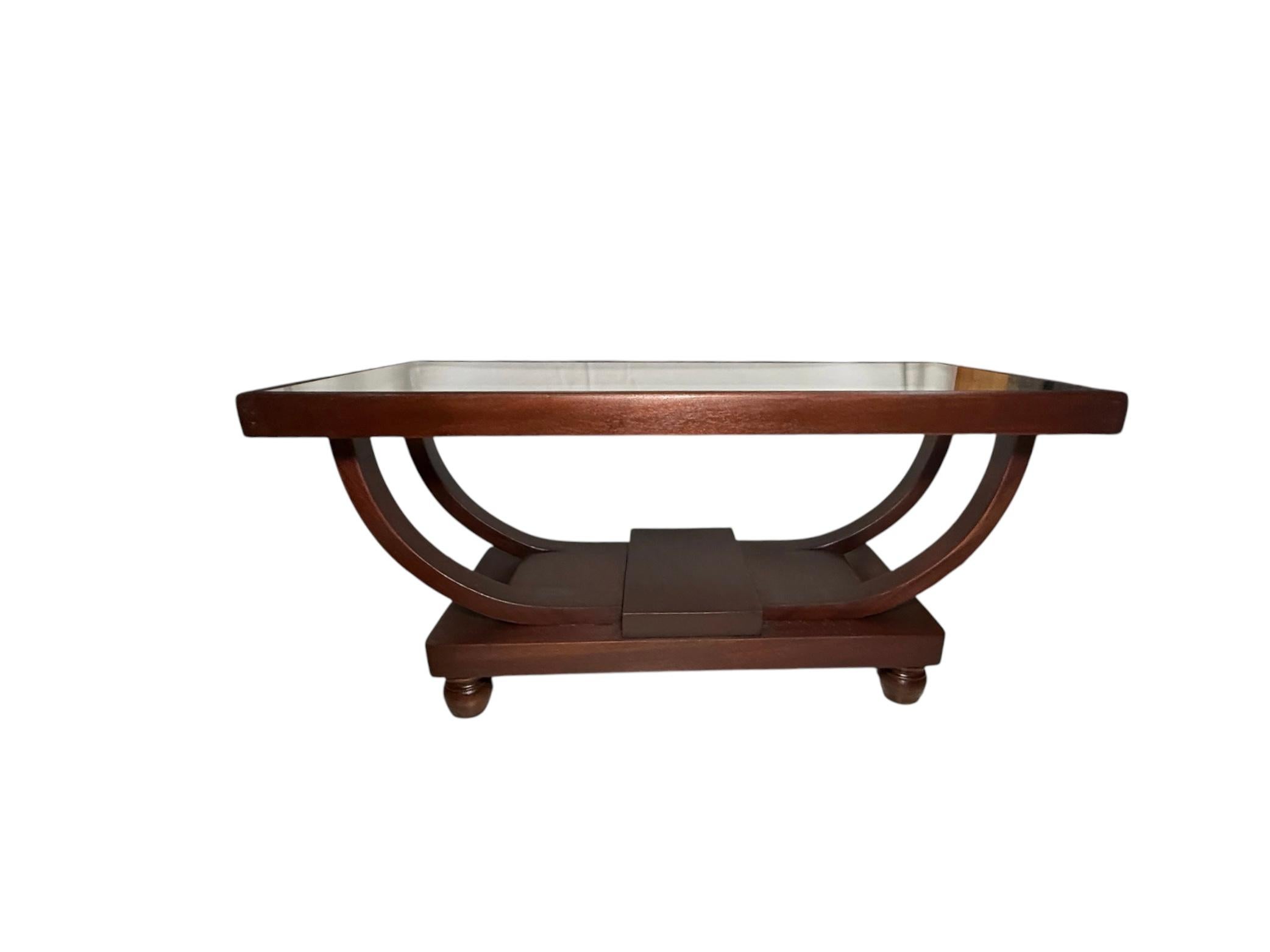 Américain Petite table basse art déco en bois et verre en vente