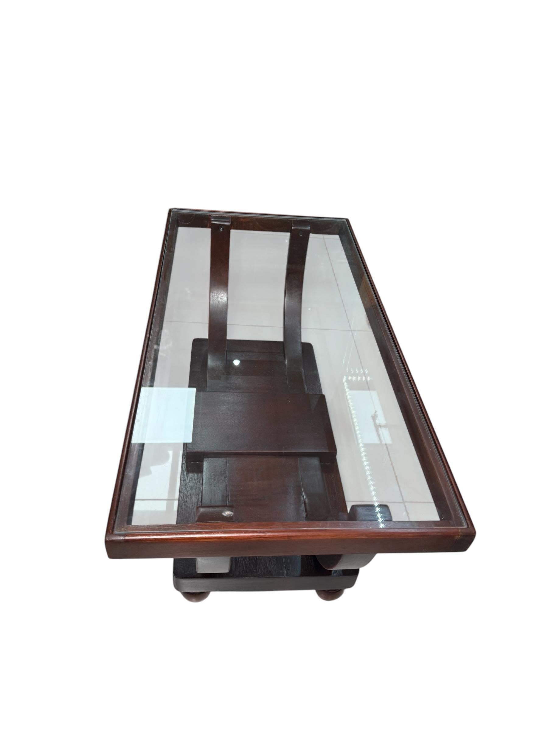 20ième siècle Petite table basse art déco en bois et verre en vente