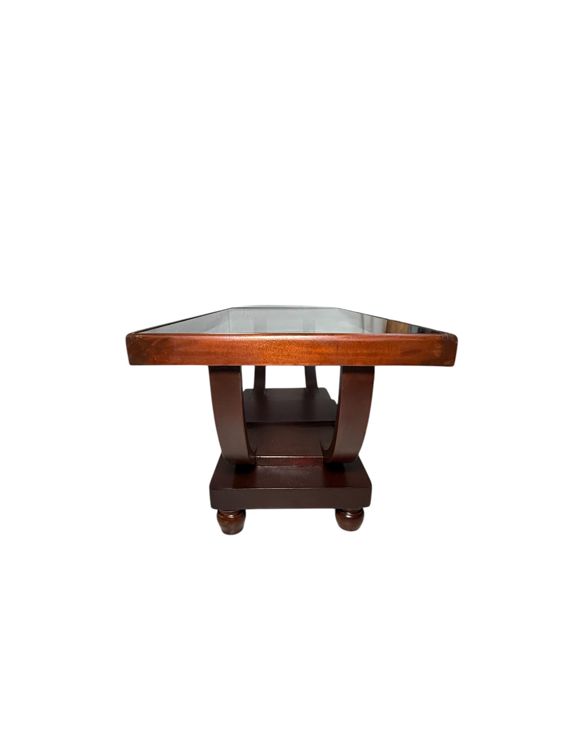 Bois Petite table basse art déco en bois et verre en vente