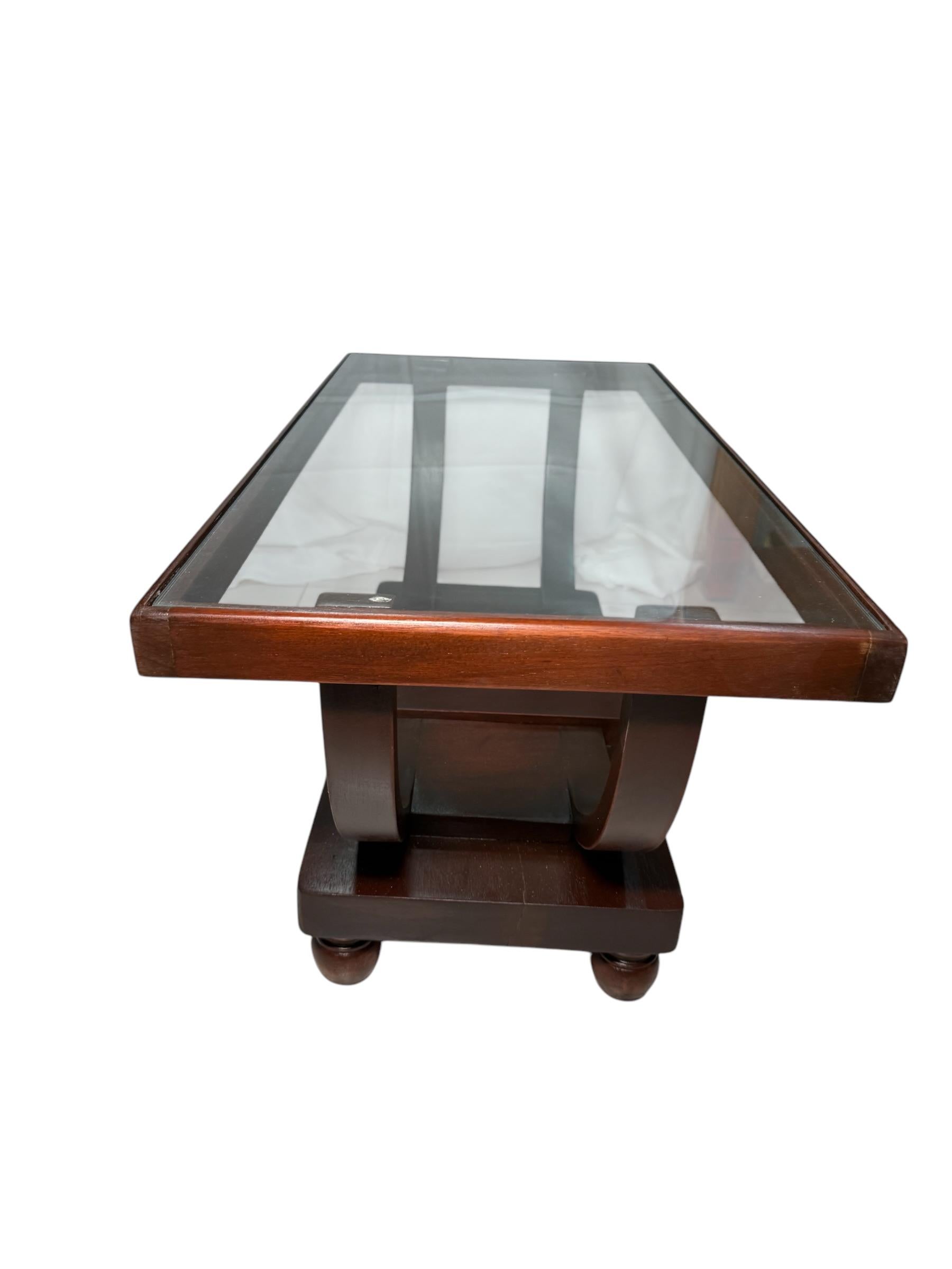 Petite table basse art déco en bois et verre en vente 1