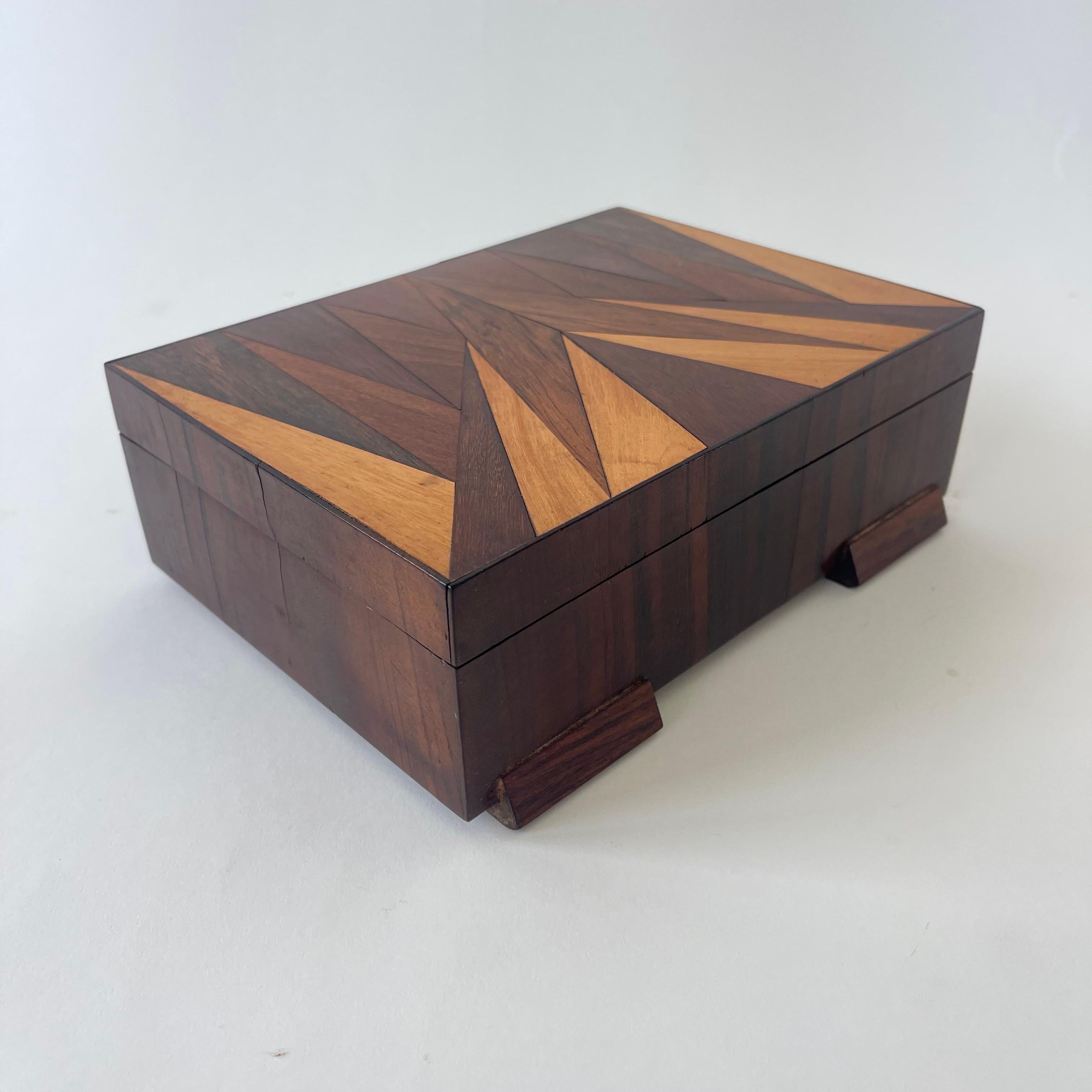 Squisita scatola in legno Art Deco per tabacco da fiuto, sigari o gioielli, realizzata con una delicata impiallacciatura a intarsio di tre tipi di legno diversi.  1930s