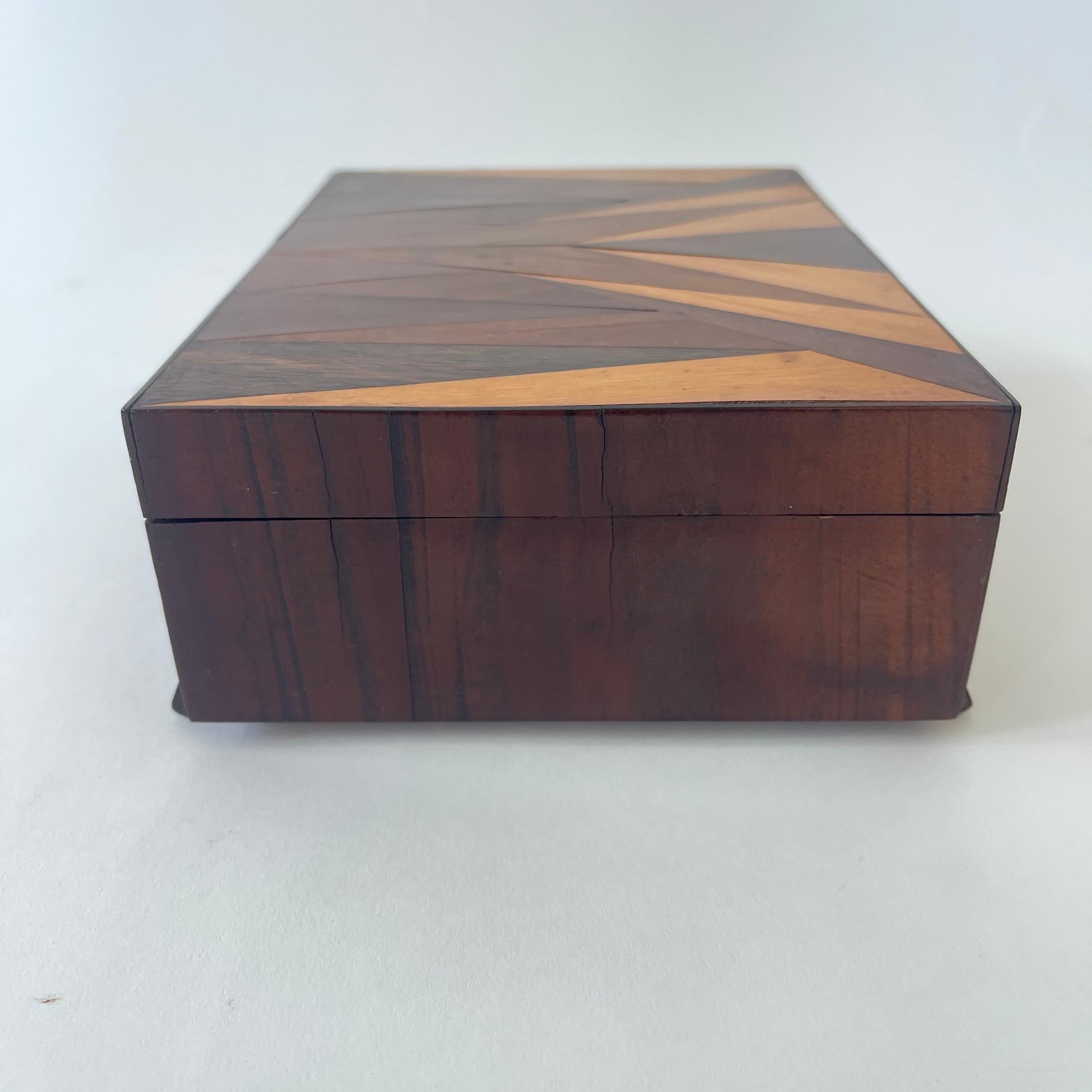 Intarsio Scatola con intarsio in legno Art Déco per tabacco da fiuto, sigari o gioielli, anni '30 in vendita