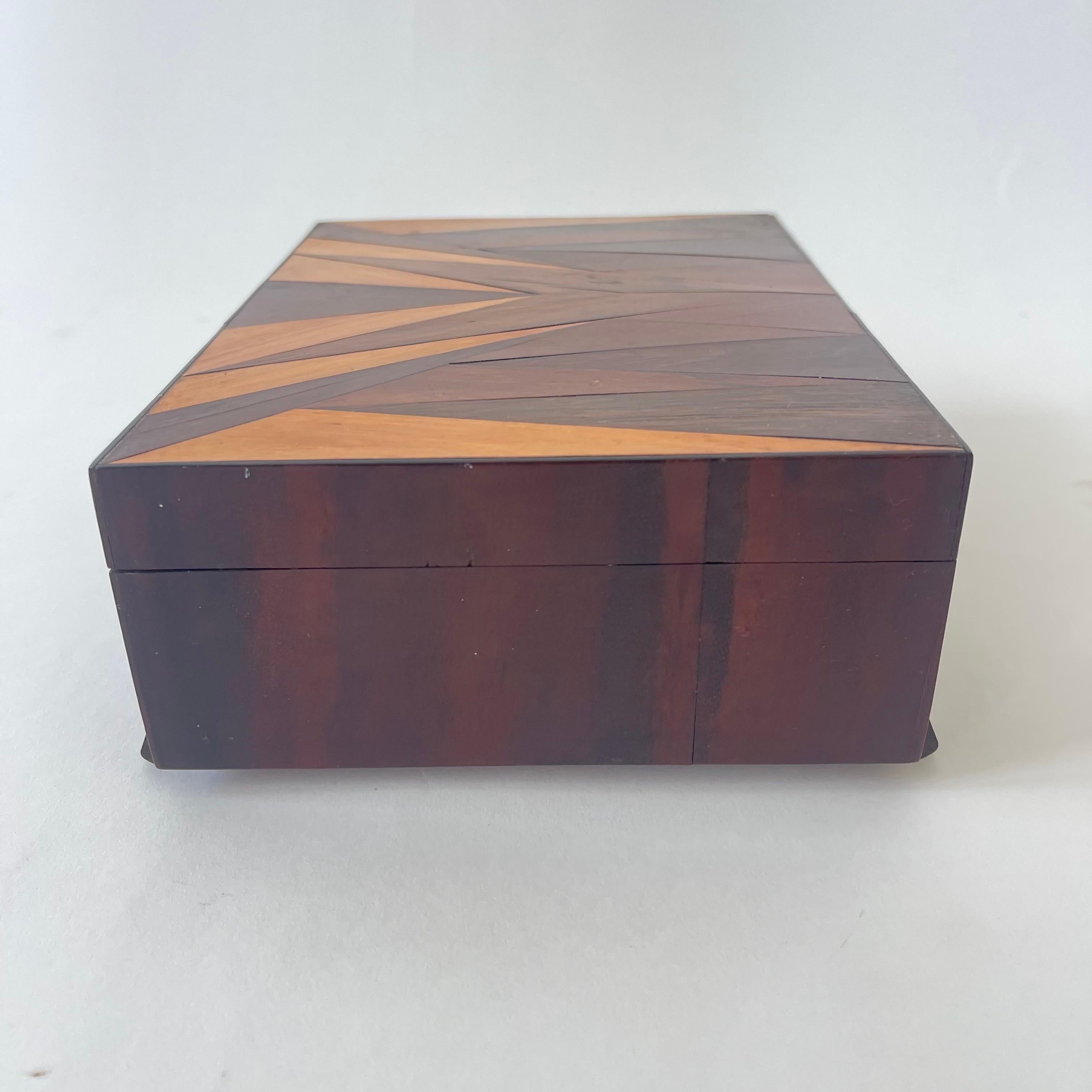 Scatola con intarsio in legno Art Déco per tabacco da fiuto, sigari o gioielli, anni '30 In condizioni buone in vendita a Miami, FL