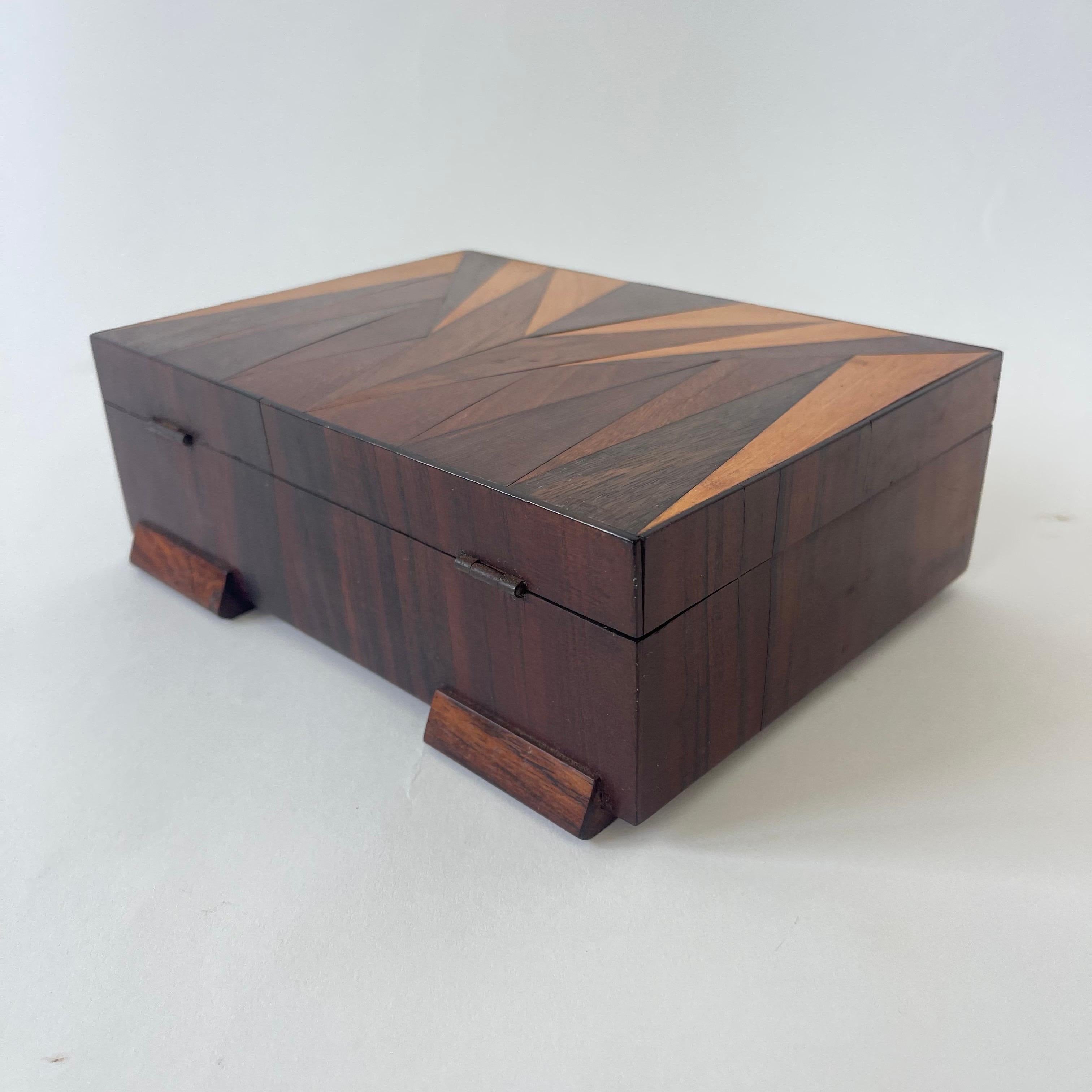 Legno Scatola con intarsio in legno Art Déco per tabacco da fiuto, sigari o gioielli, anni '30 in vendita