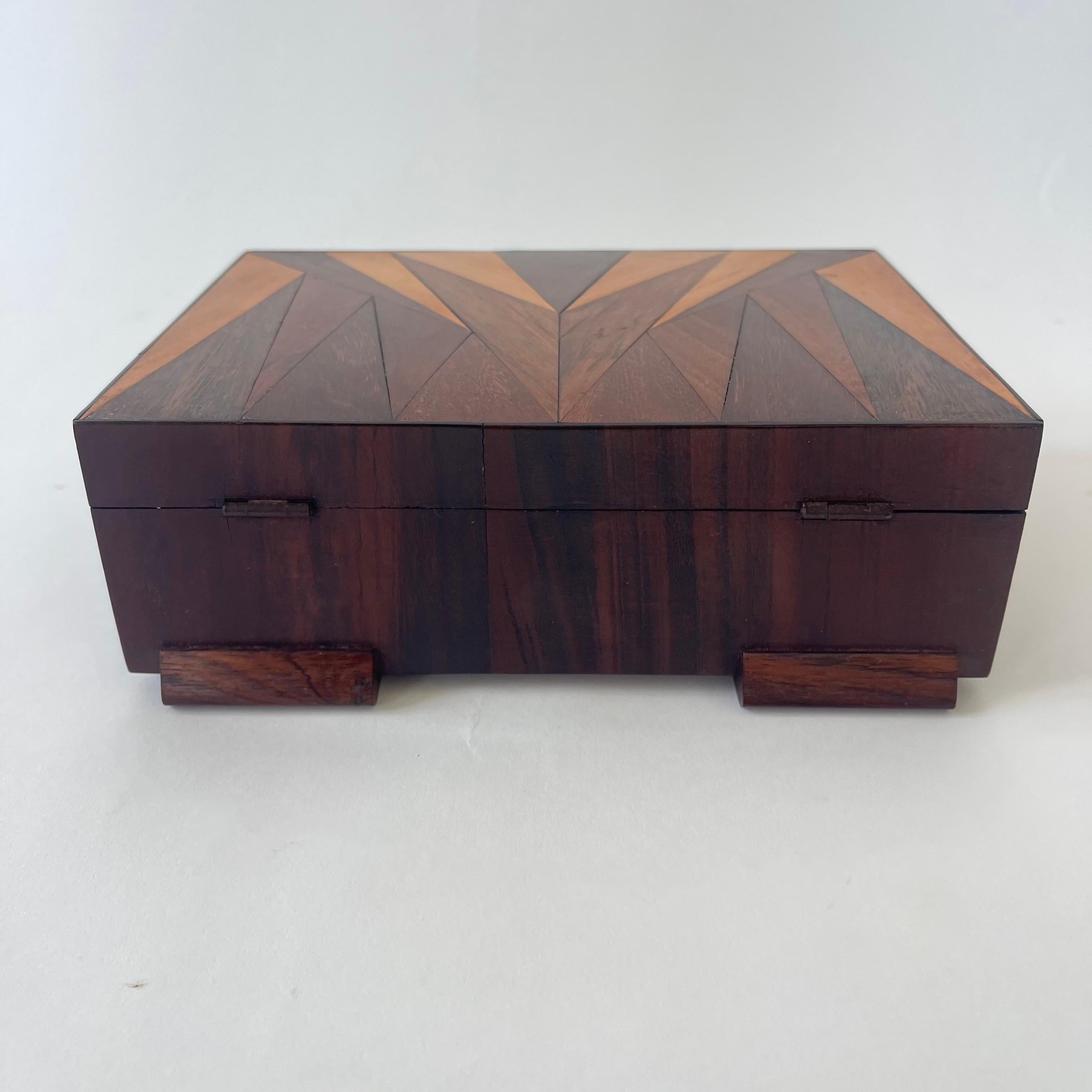 Scatola con intarsio in legno Art Déco per tabacco da fiuto, sigari o gioielli, anni '30 in vendita 1