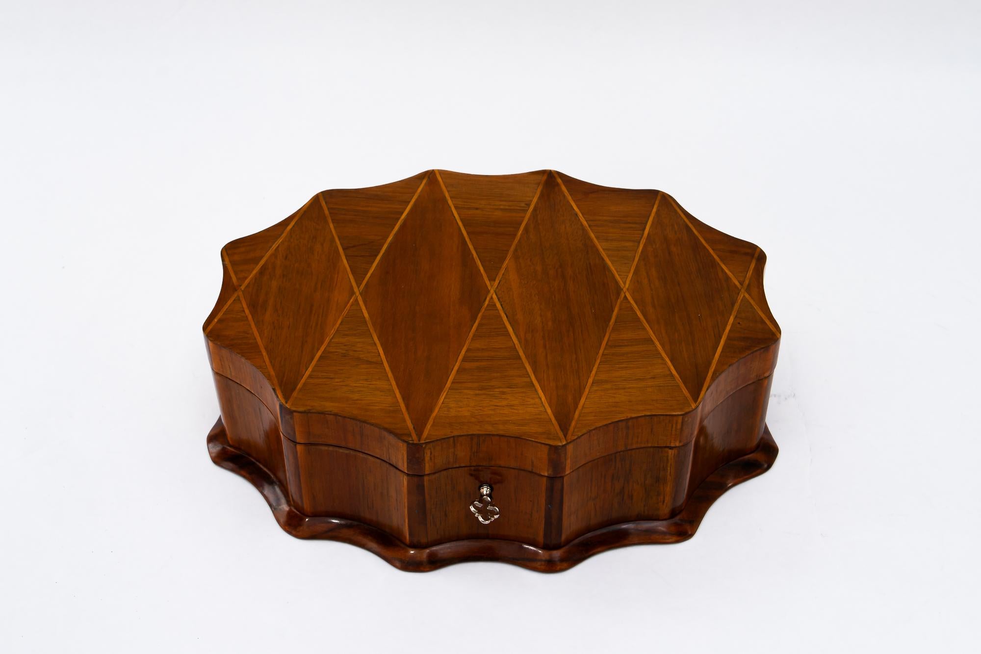 Art Deco Wood Jewelry Box around 1920s
Polished
Original key ( working )