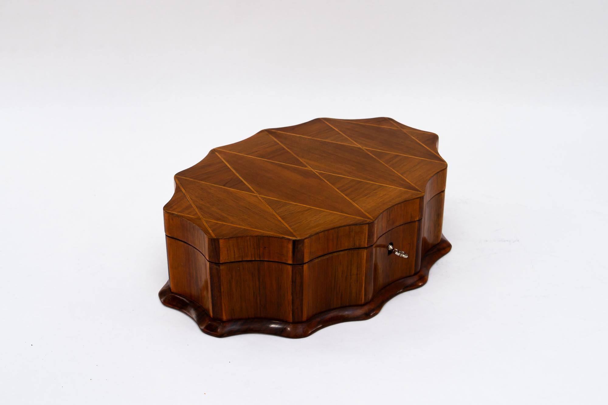 Art Deco Wood Jewelry Box around 1920s In Good Condition For Sale In Wien, AT