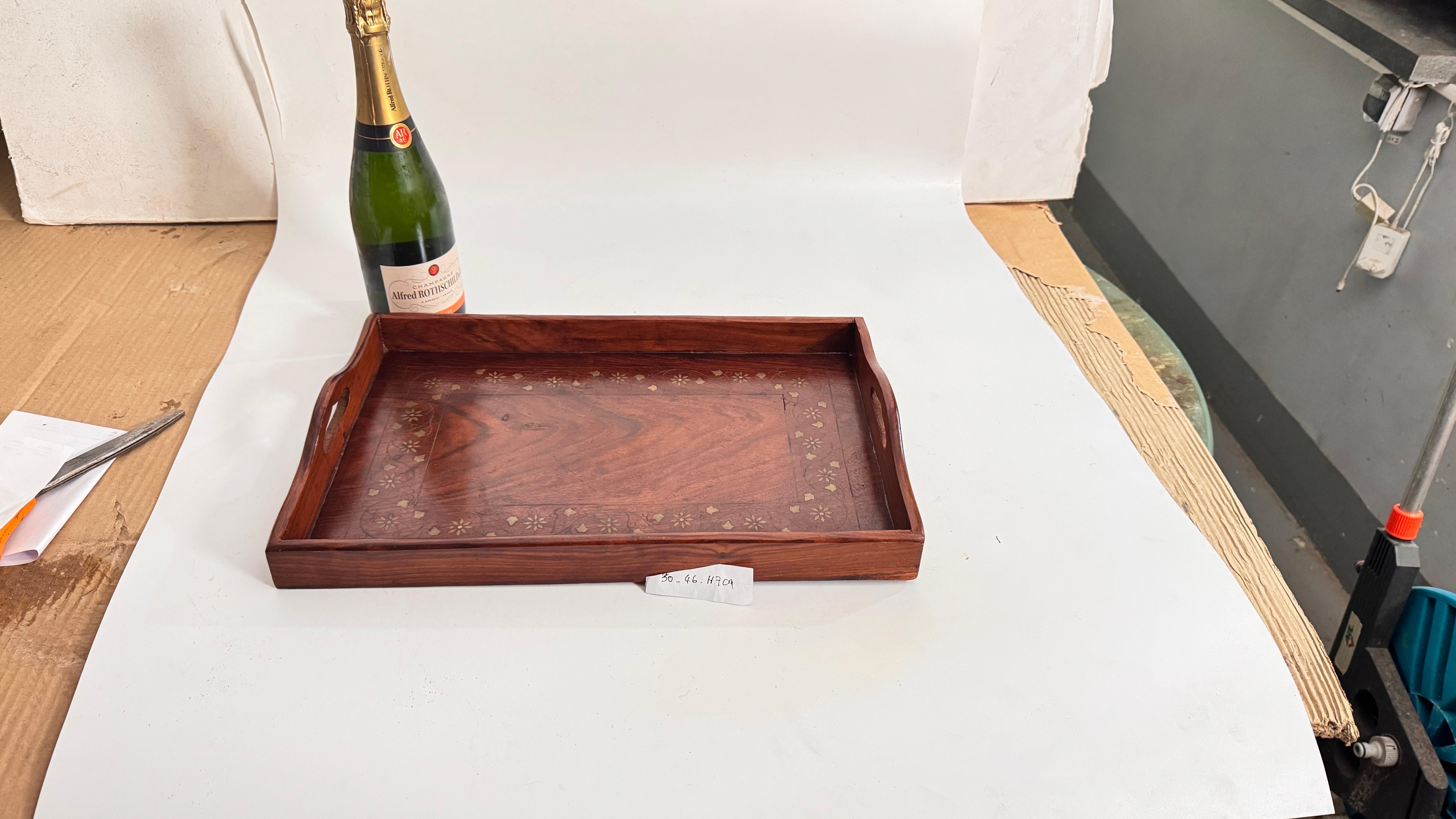 Bandeja Art Decó de marquetería de madera, marrón, madera maciza, incrustaciones de latón, Francia, 1940


Esta elegante bandeja de madera Art Déco de la Francia de los años 40 muestra una artesanía exquisita con una base de madera maciza oscura y