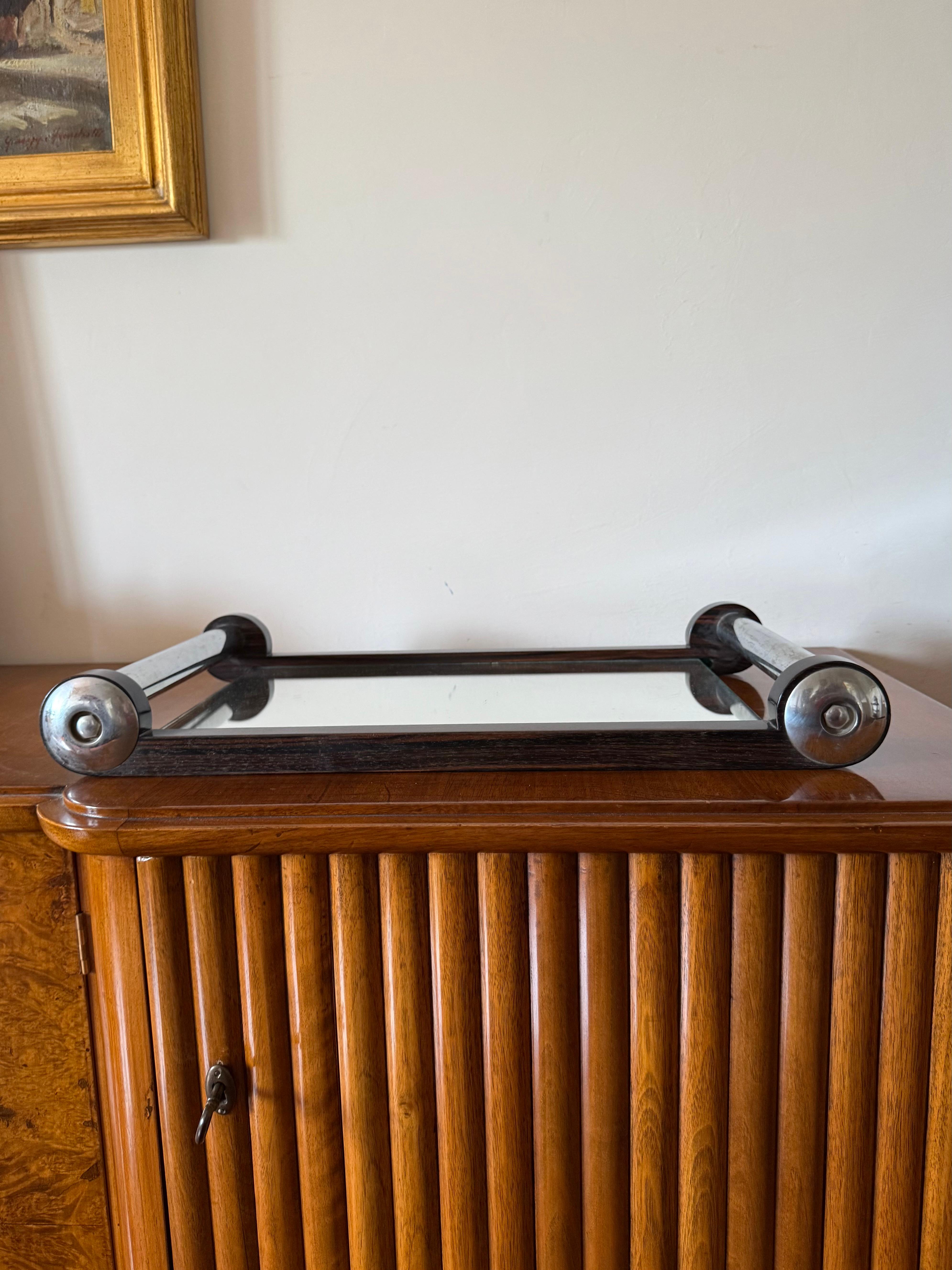 Art Deco kubistisches Holztablett mit Spiegel

Frankreich 1930er Jahre

holz, Aluminium, Spiegel

7 cm H

55 × 32 cm

Zustand: ausgezeichnet, entsprechend dem Alter und dem Gebrauch. Keine Mängel.