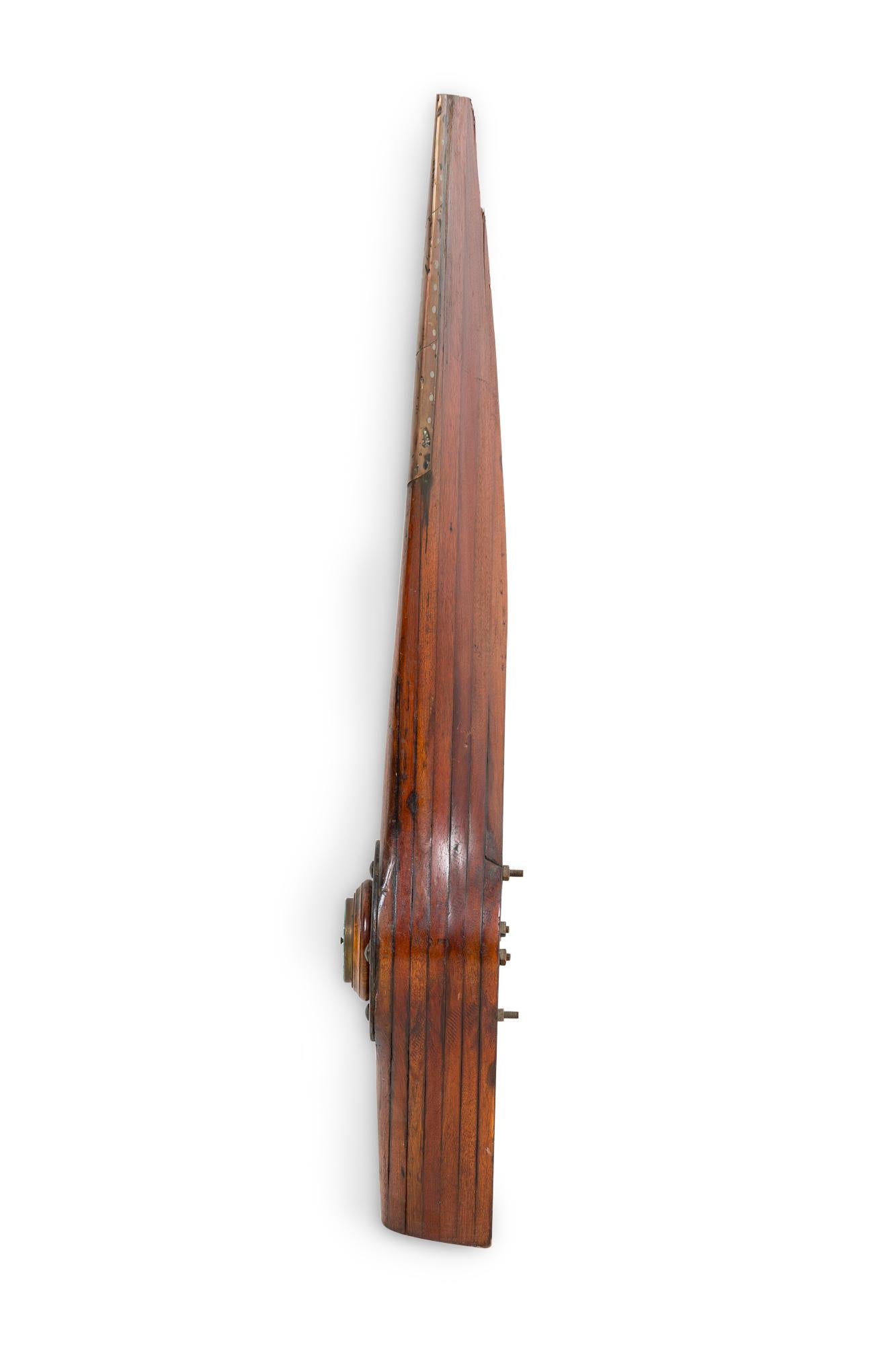 Art Deco Holzpropeller mit Barometer.
