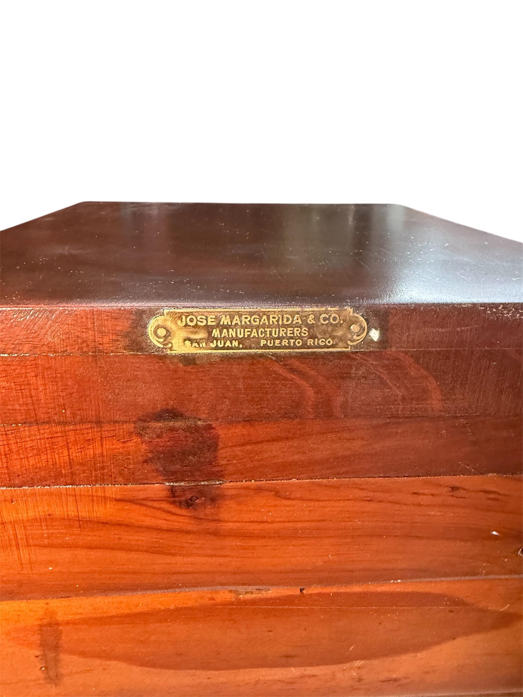 Il s'agit d'une table d'appoint en bois de style Art déco. Elle représente une table rectangulaire en bois brun foncé avec un tiroir supérieur et un meuble inférieur avec une porte à charnière. Le tiroir et la porte sont rehaussés par des poignées