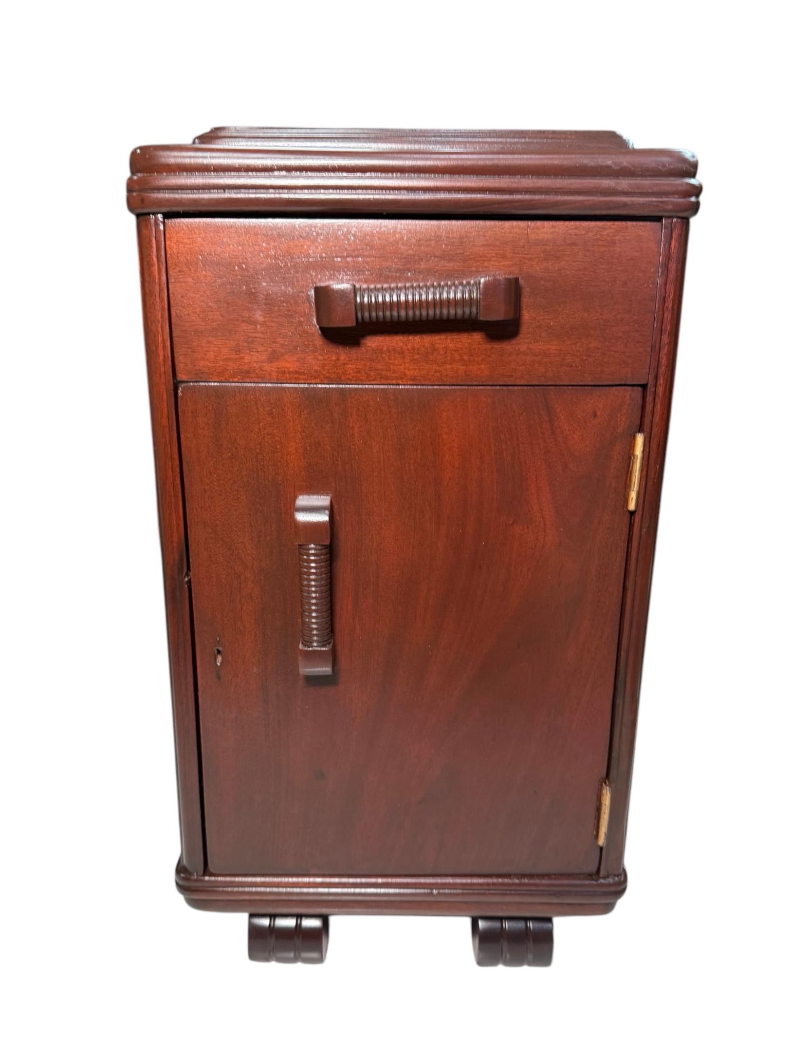 Américain Table d'appoint en bois Art Déco en vente