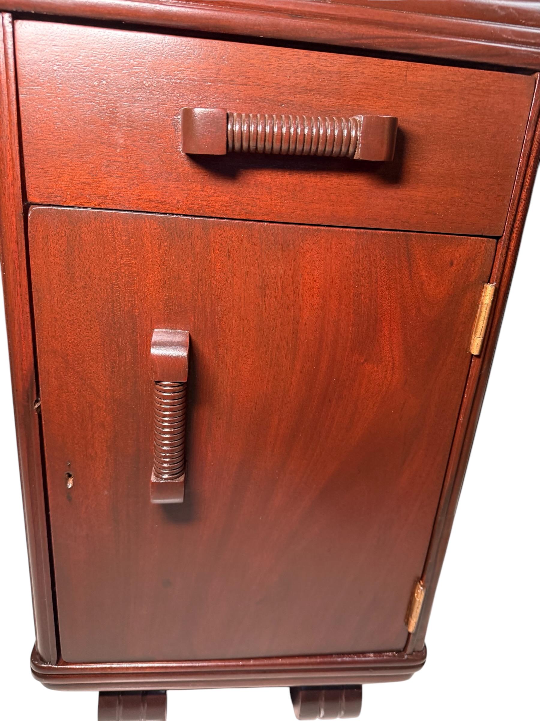 Bois Table d'appoint en bois Art Déco en vente
