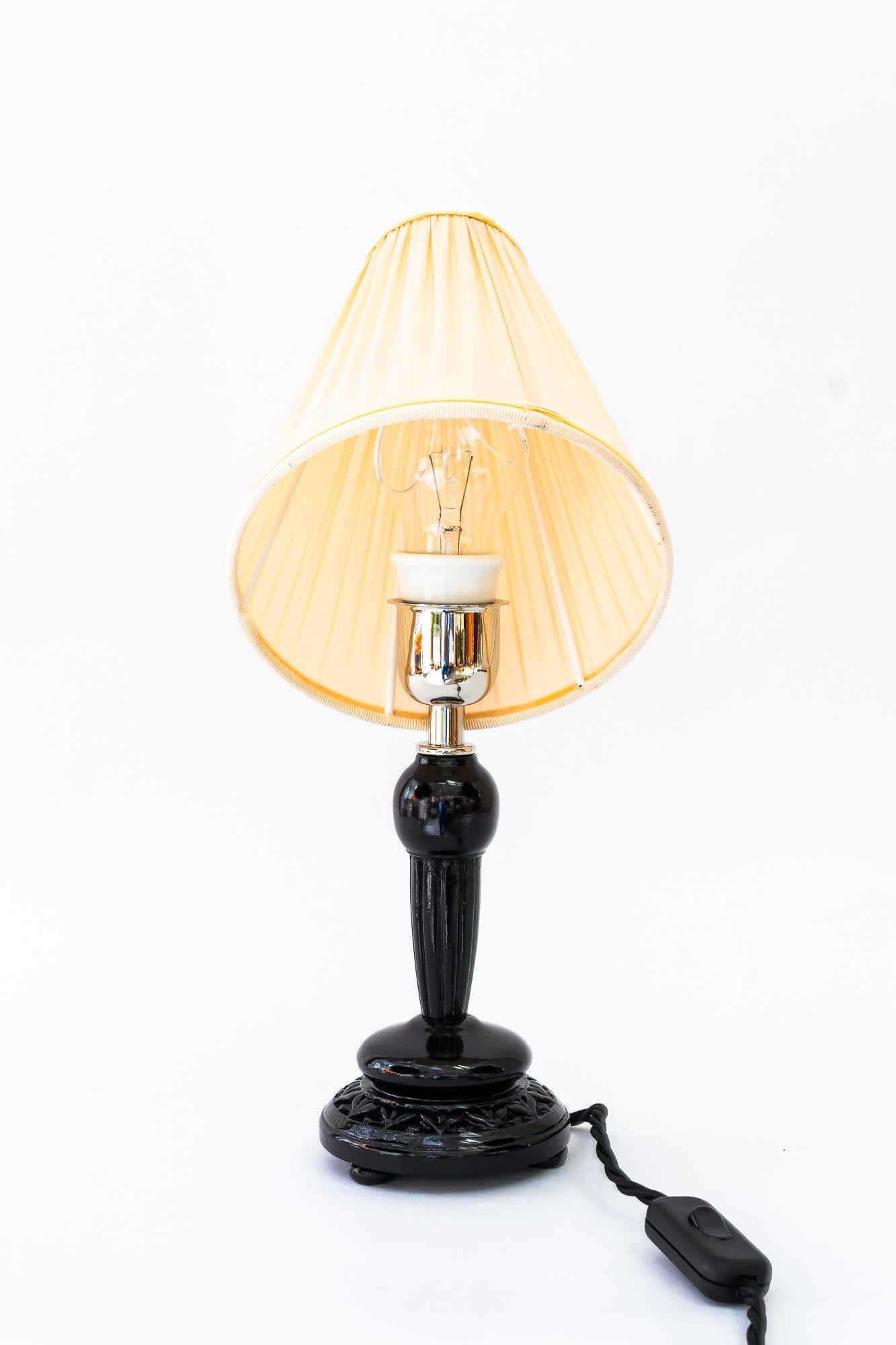 Laiton Lampe de table Art Déco et abat-jour en tissu vienne des années 1920 en vente