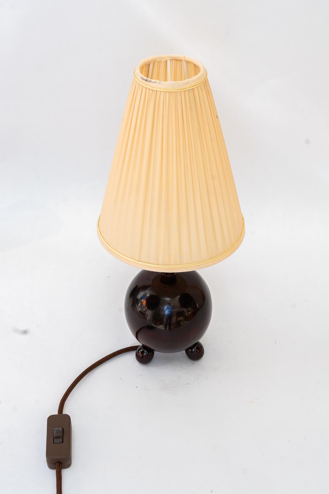 Art Deco Holz Tischlampe mit Stoffschirm Wien um 1920er Jahre
Holz Schellack poliert
Messing poliert und emailliert
Der Stoffschirm wird ersetzt ( neu )