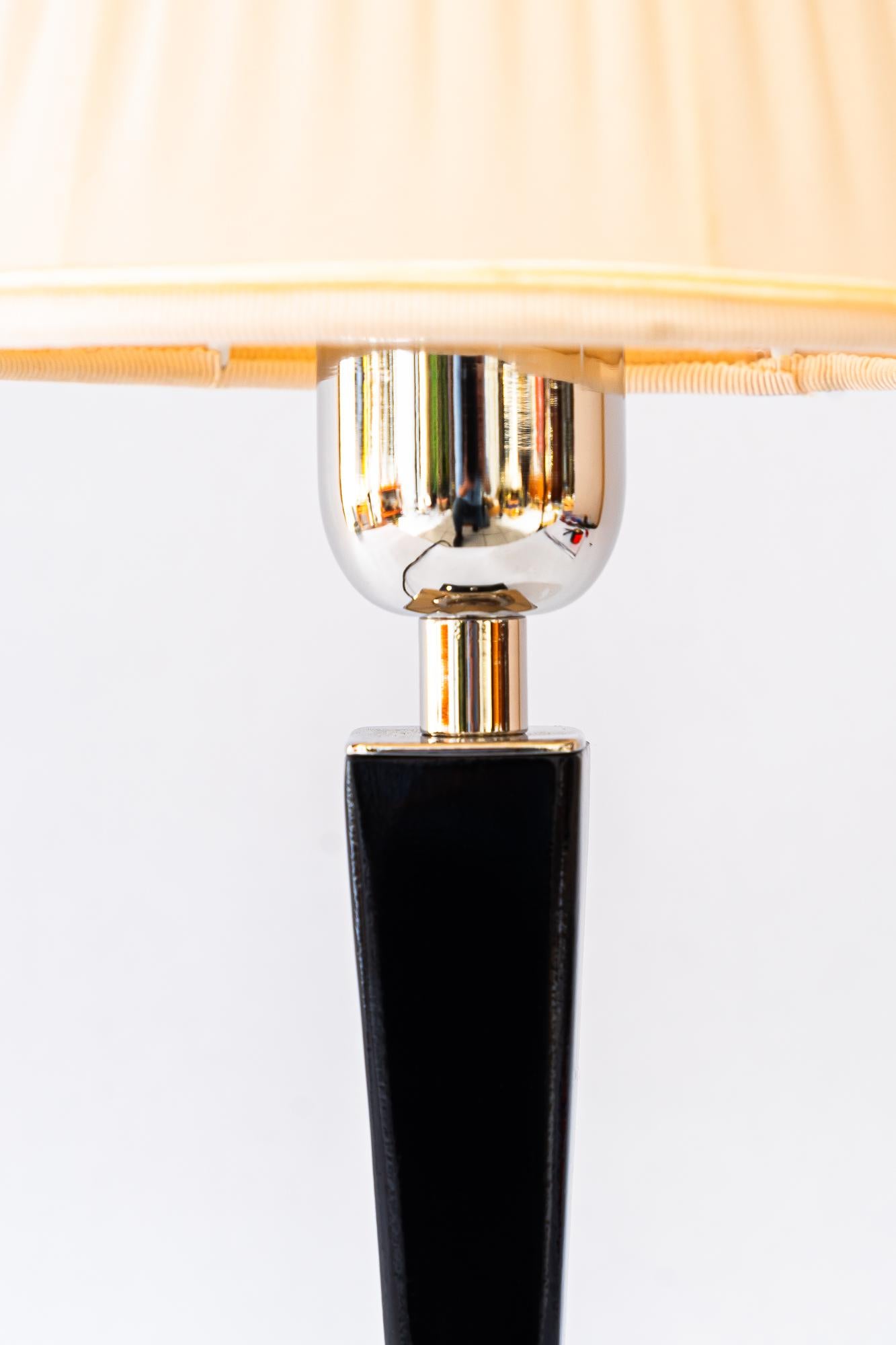 Art Deco Holz Tischlampe mit Stoffschirm Wien um 1920s (Art déco) im Angebot
