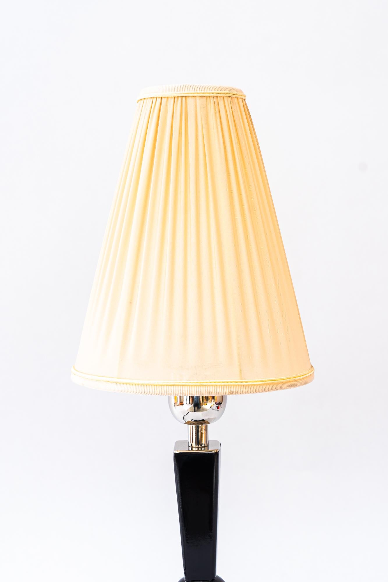 Art Deco Holz Tischlampe mit Stoffschirm Wien um 1920s (Österreichisch) im Angebot