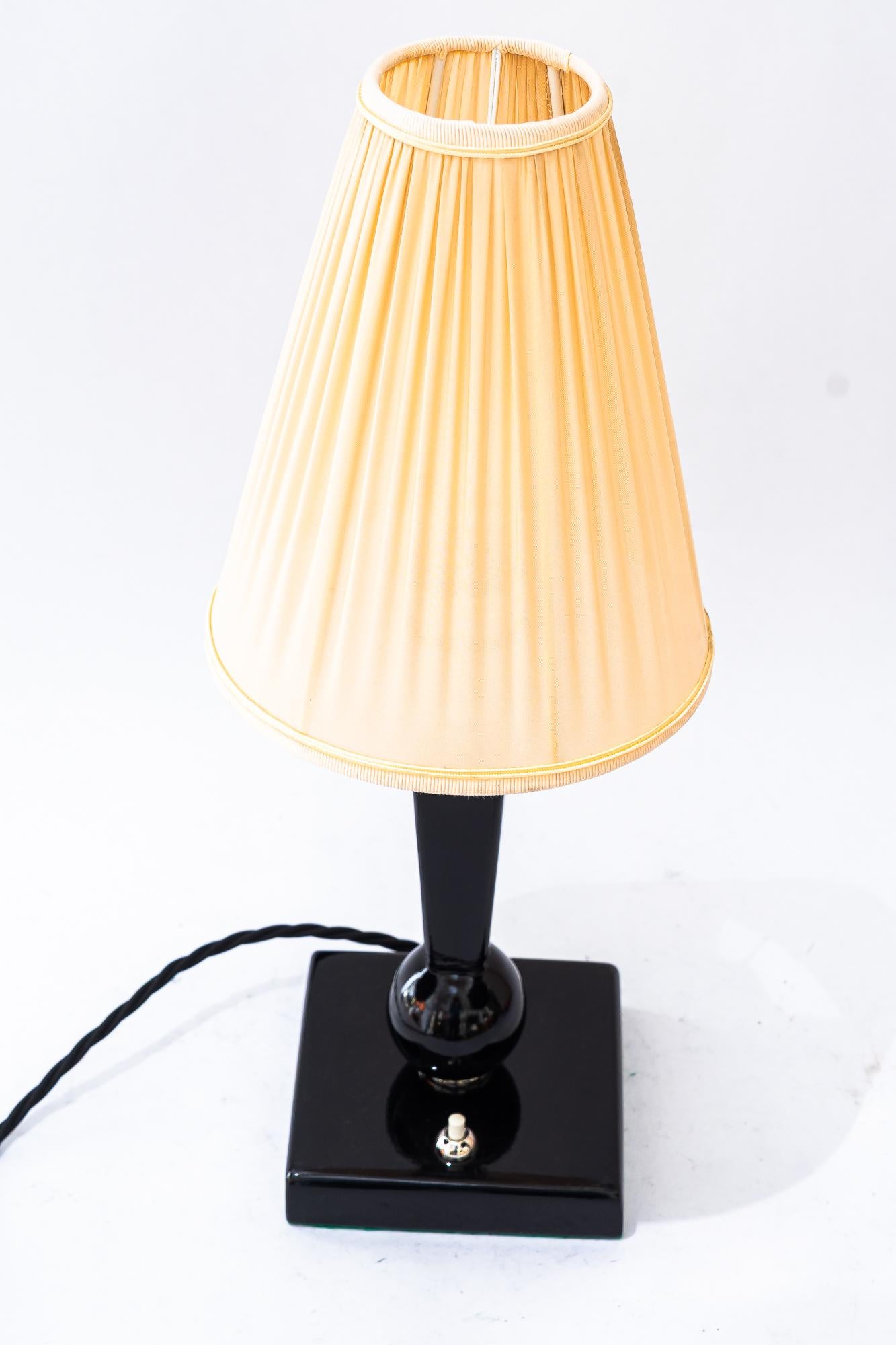 Art Deco Holz Tischlampe mit Stoffschirm Wien um 1920s (Geschwärzt) im Angebot