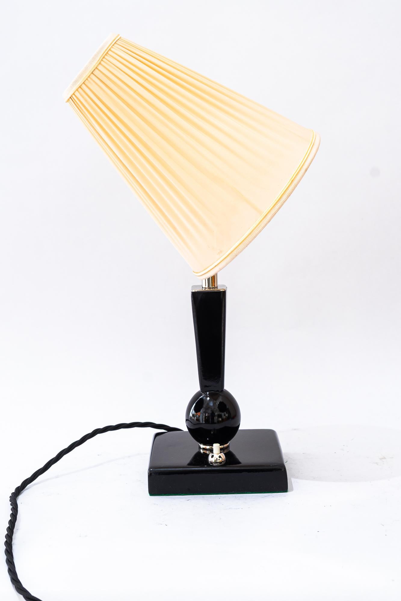 Art Deco Holz Tischlampe mit Stoffschirm Wien um 1920s (Messing) im Angebot