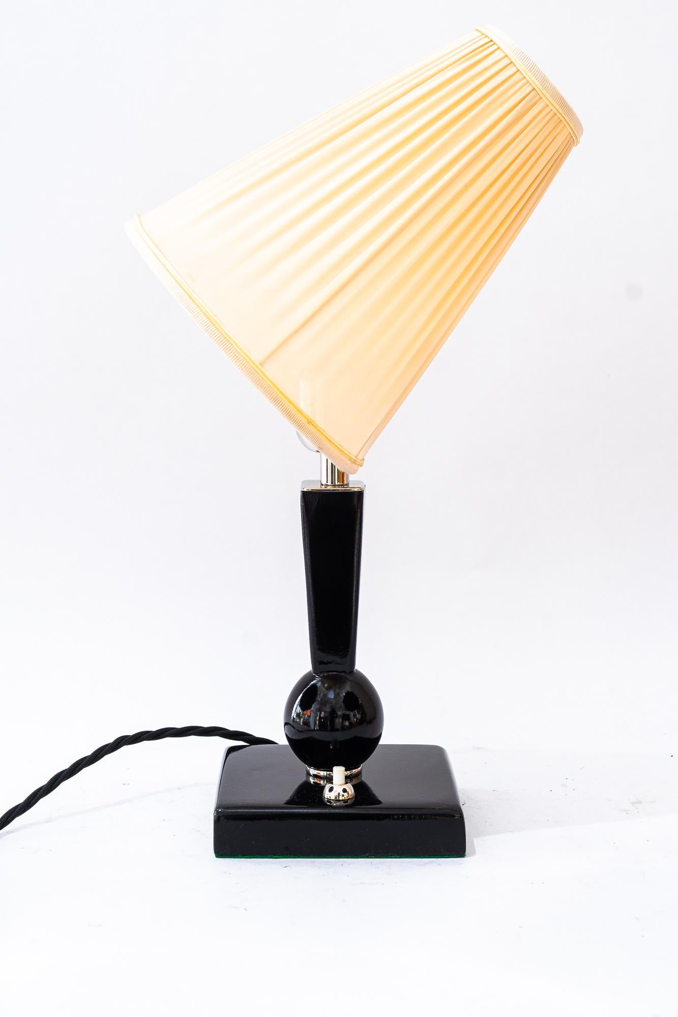 Art Deco Holz Tischlampe mit Stoffschirm Wien um 1920s im Angebot 1