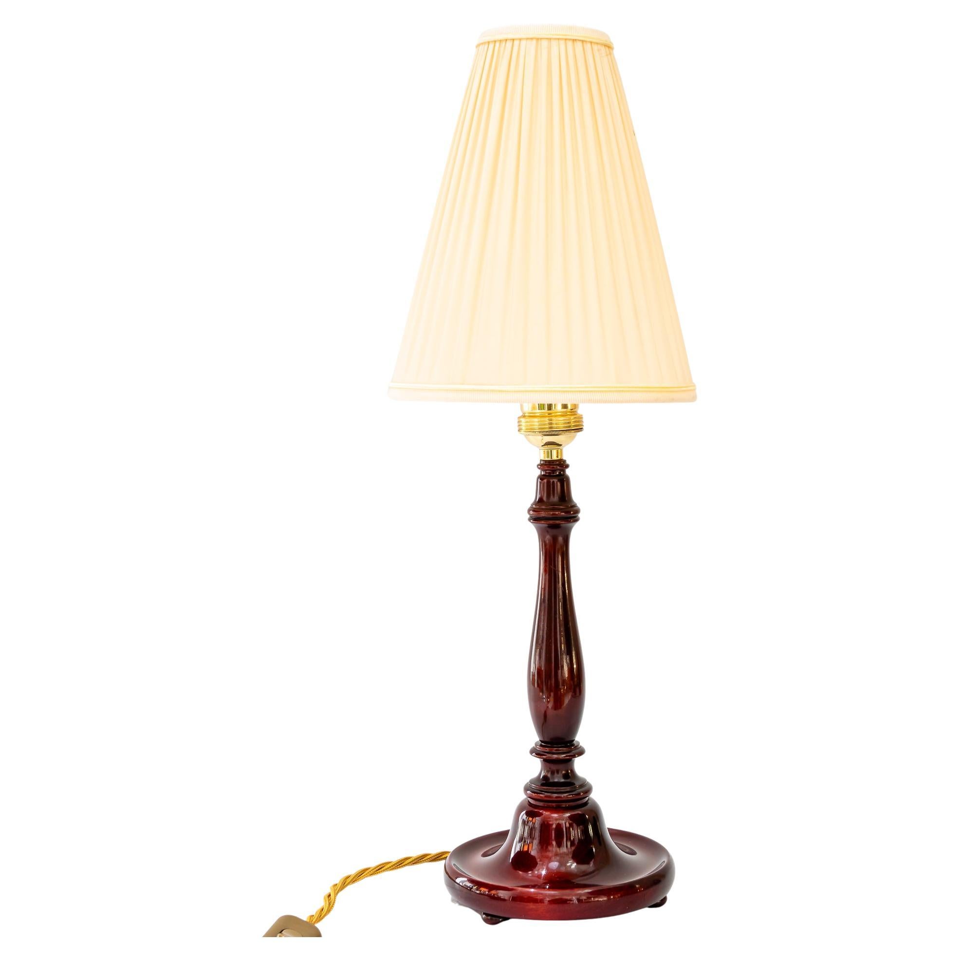 Lampada da tavolo Art Déco in legno con paralume in tessuto Vienna, anni '20 circa