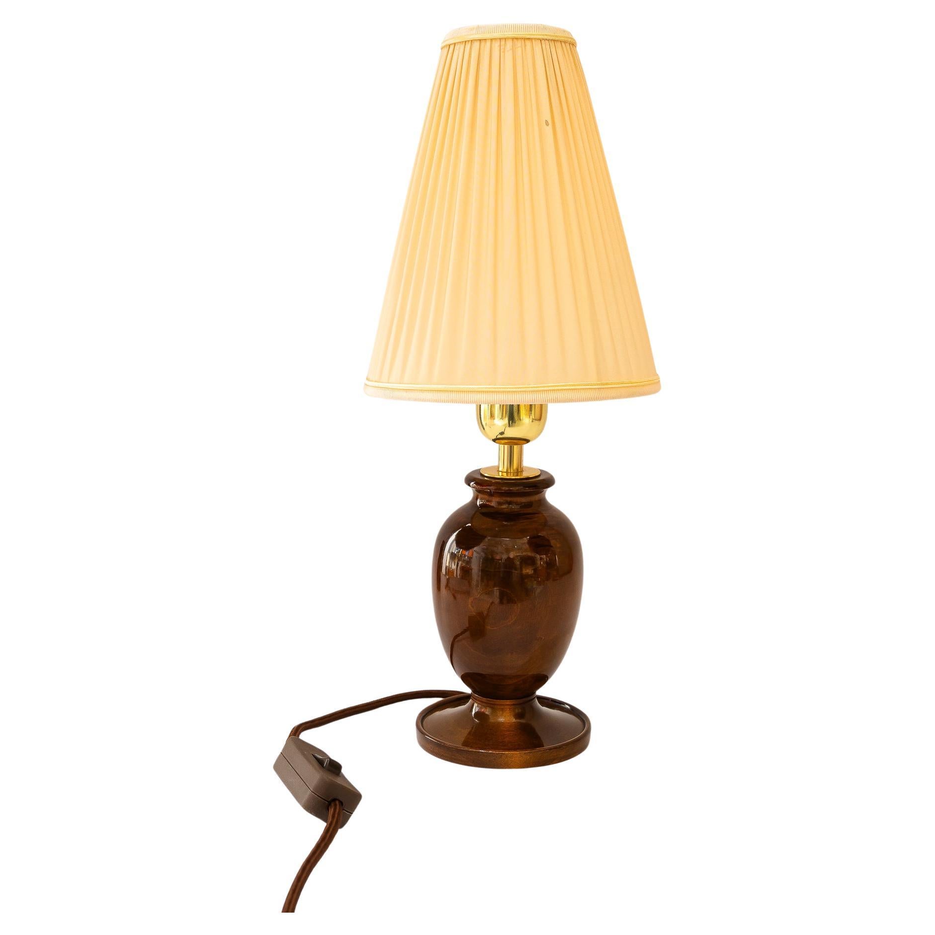 Lampada da tavolo Art Déco in legno con paralume in tessuto Vienna, anni '20 circa
