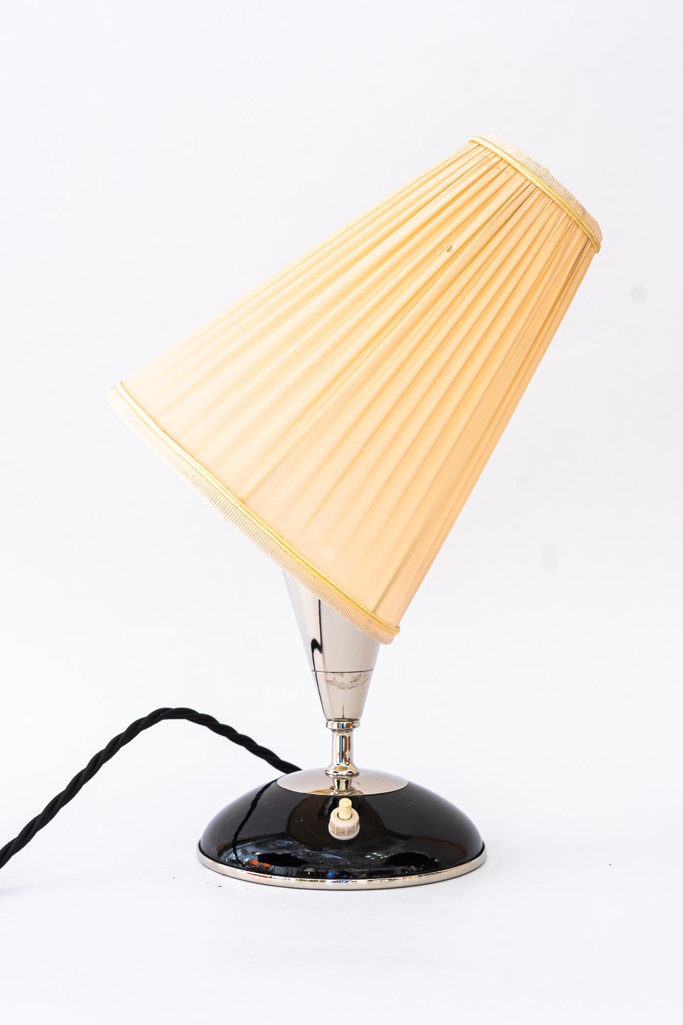 Art déco Lampe de table Art Déco en bois avec abat-jour en métal nickelé et tissu vienne années 1920 en vente