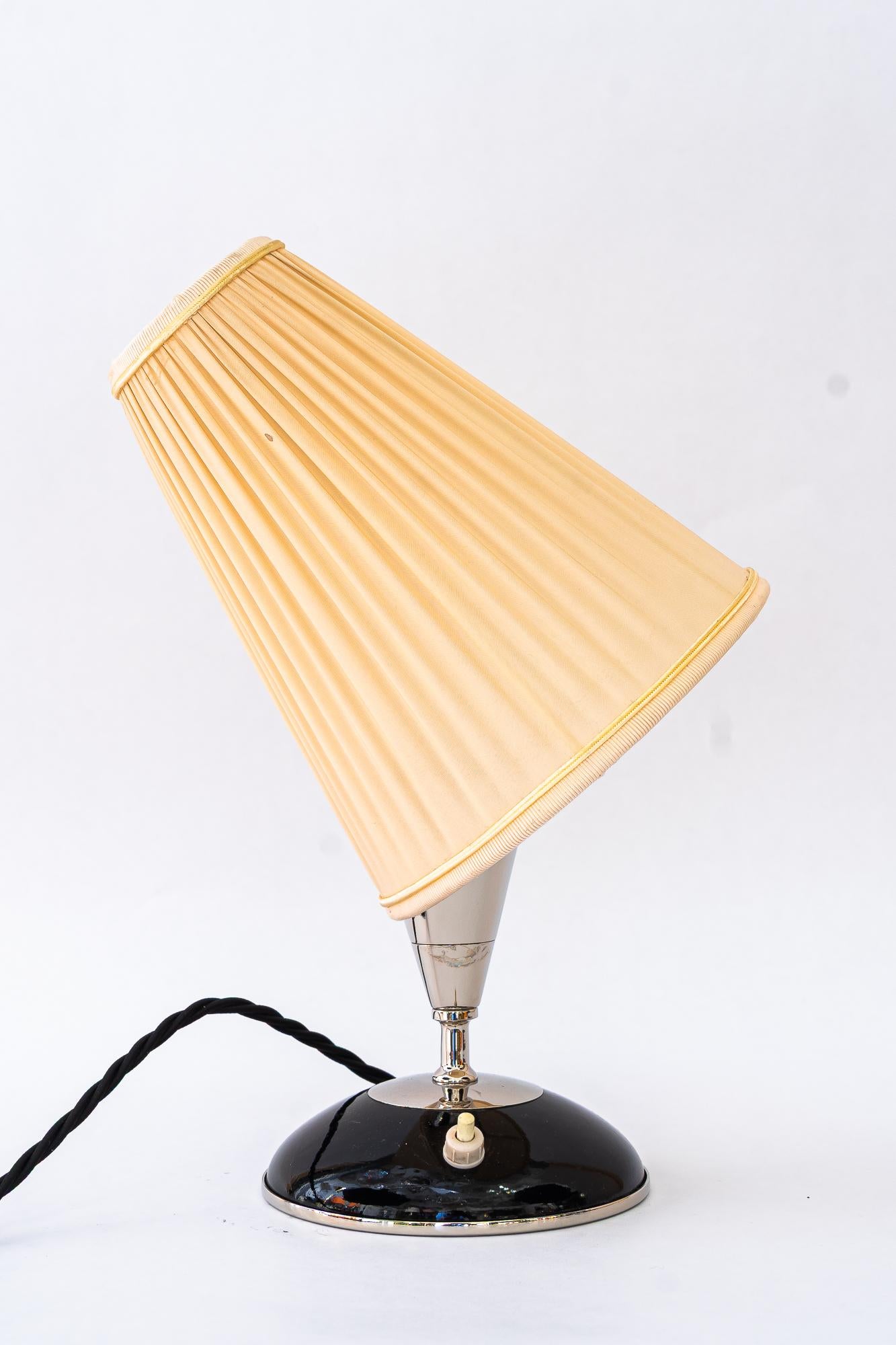 Autrichien Lampe de table Art Déco en bois avec abat-jour en métal nickelé et tissu vienne années 1920 en vente