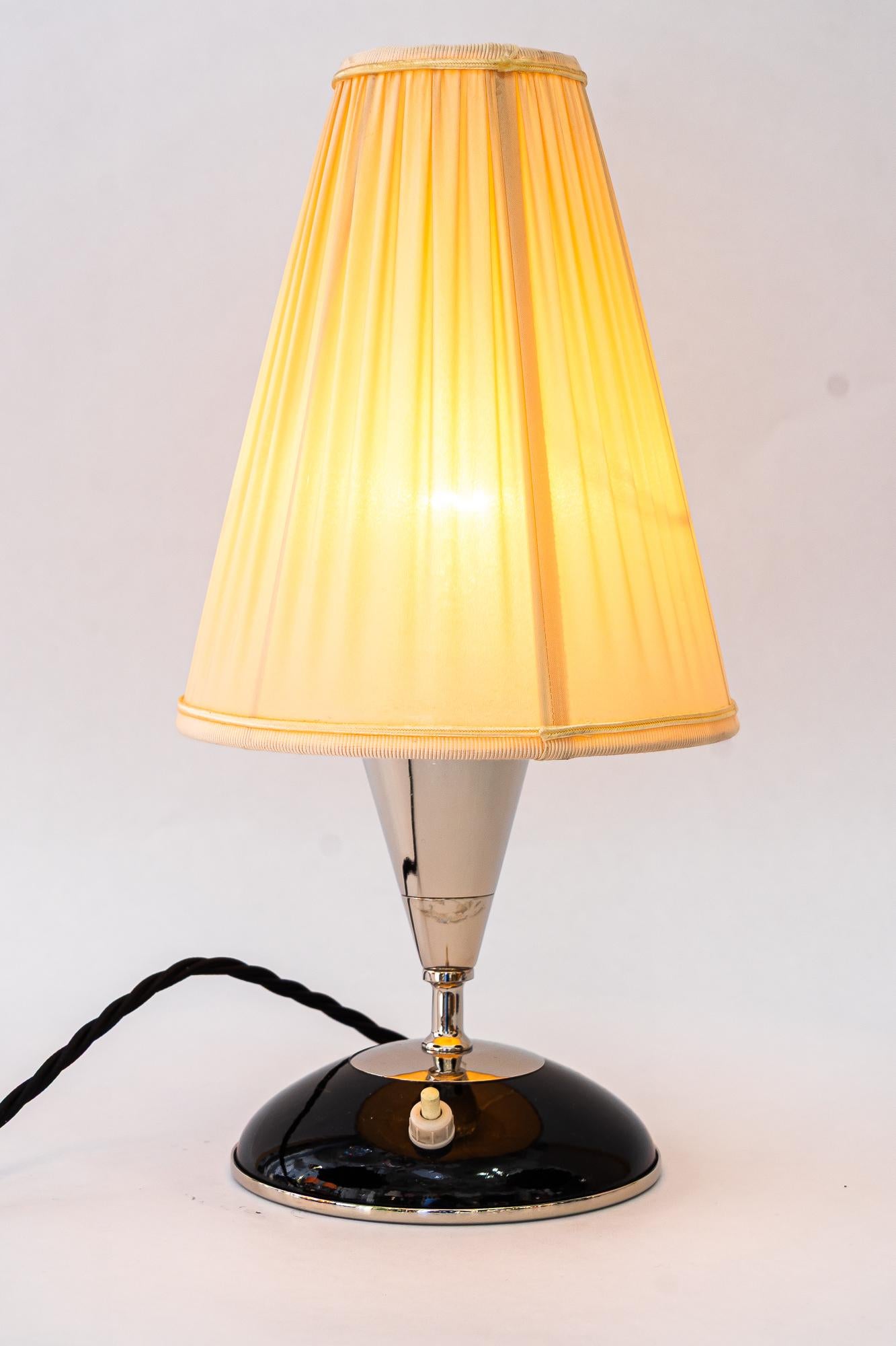 Plaqué Lampe de table Art Déco en bois avec abat-jour en métal nickelé et tissu vienne années 1920 en vente