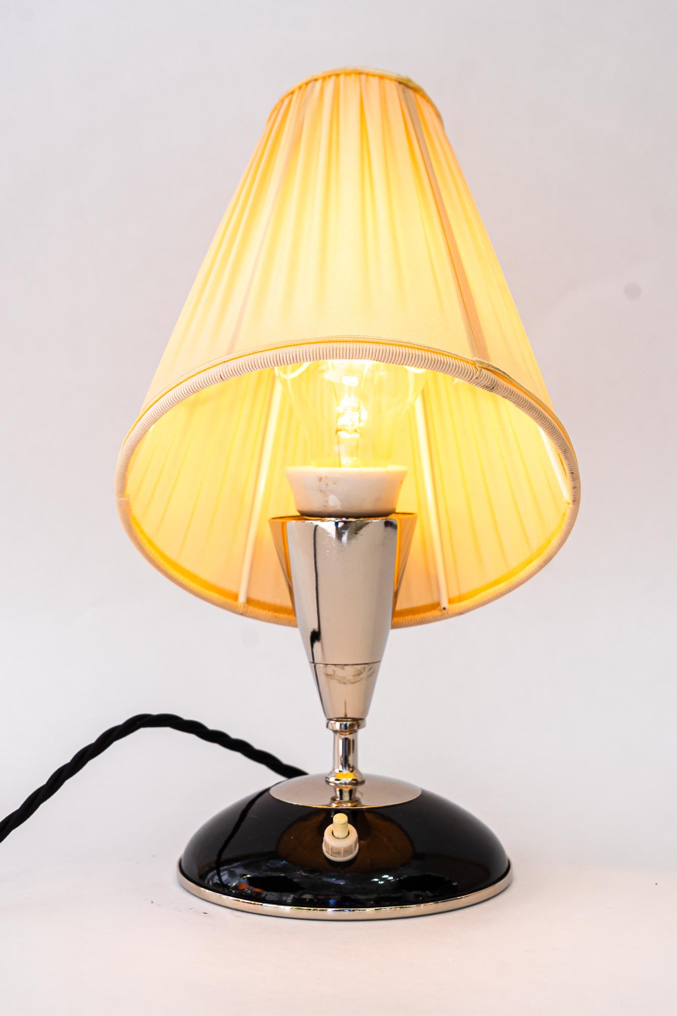 Lampe de table Art Déco en bois avec abat-jour en métal nickelé et tissu vienne années 1920 Bon état - En vente à Wien, AT