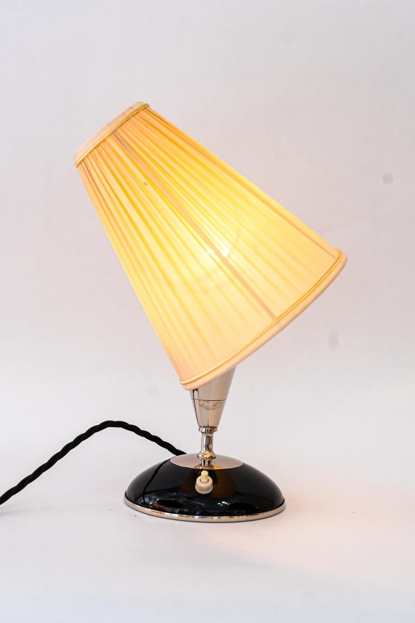 Début du 20ème siècle Lampe de table Art Déco en bois avec abat-jour en métal nickelé et tissu vienne années 1920 en vente