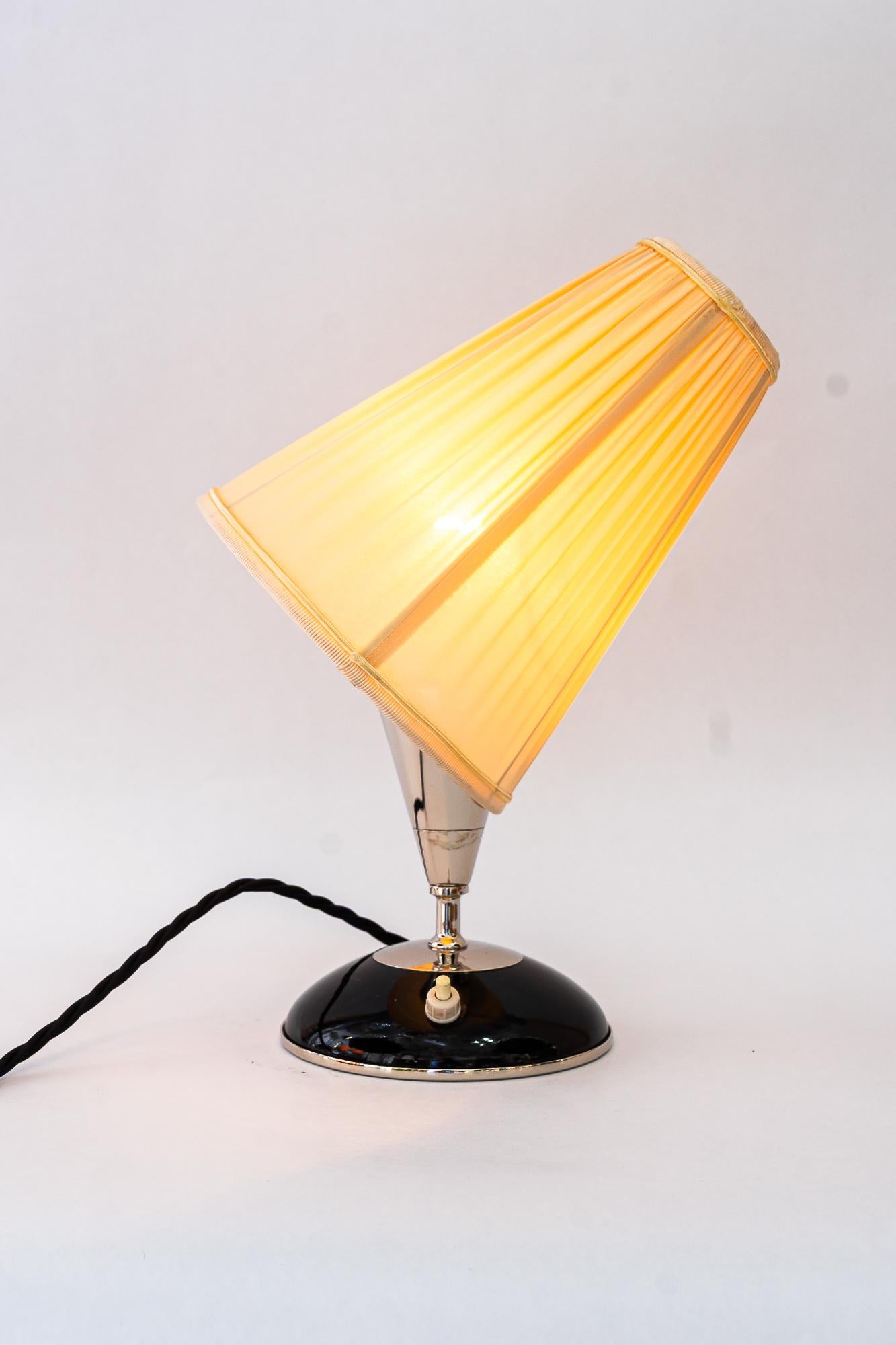 Tissu Lampe de table Art Déco en bois avec abat-jour en métal nickelé et tissu vienne années 1920 en vente
