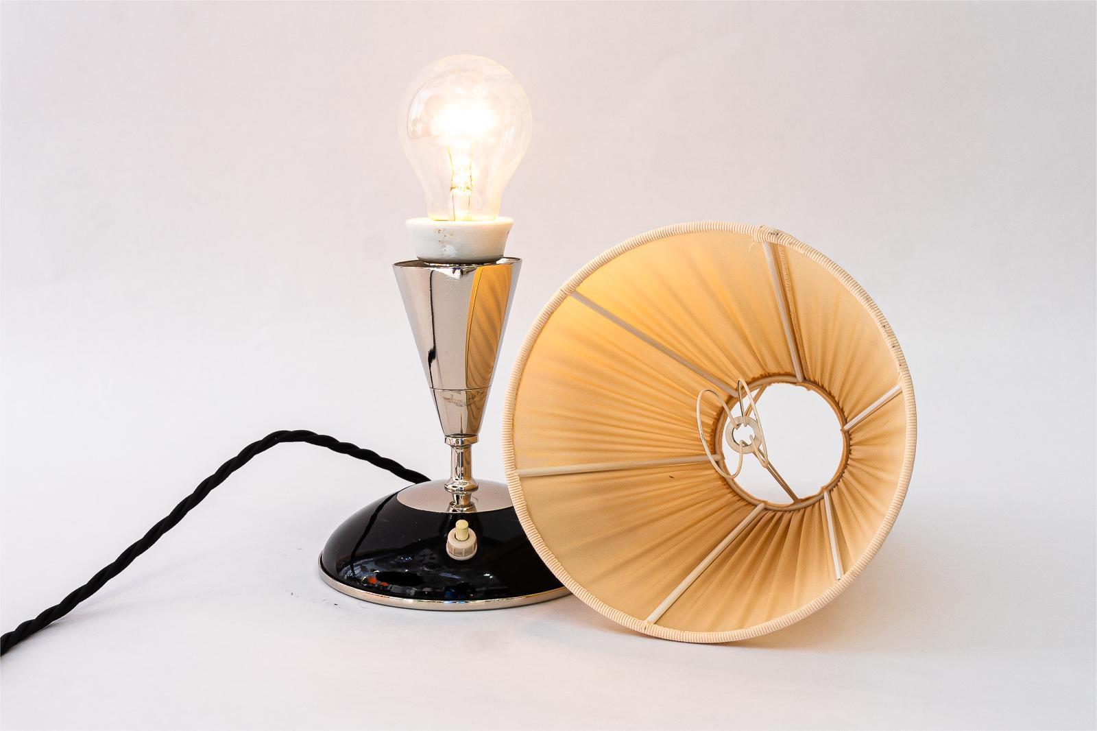 Lampe de table Art Déco en bois avec abat-jour en métal nickelé et tissu vienne années 1920 en vente 1